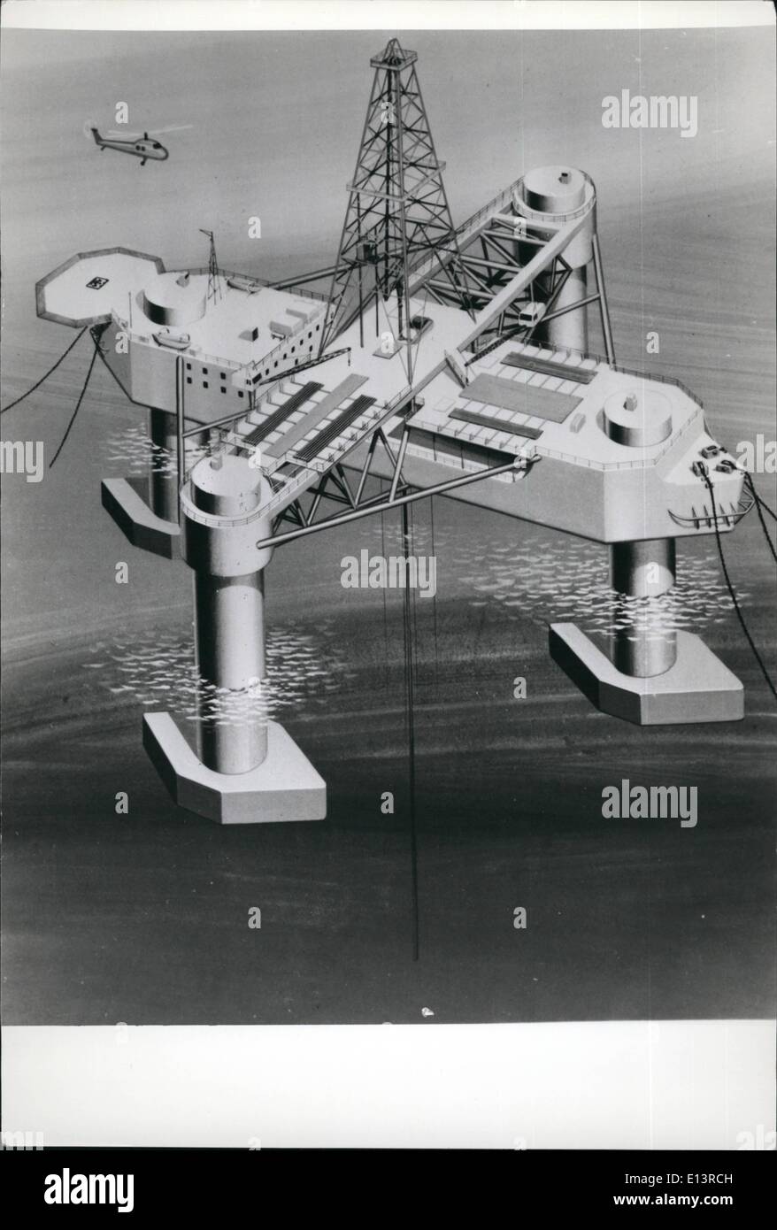Mar. 27, 2012 - LE JAPON APPUIE BIG OIL RIG POUR U.S.A. : une énorme salle des machines pour l'extraction du pétrole off-shore aux Etats-Unis est flottaient de Sasebo Heavy Industries shipyard au Japon pour commencer une longue remorquer jusqu'à la côte Pacifique des États-Unis, à l'achèvement pour Transworld Drilling Company. Les trois pieds qui appuiera la salle des machines au-dessus de l'eau suivra à bord d'un cargo, les jambes seront auto-elevatin jack-up type, l'élévation ou l'abaissement de la grande salle des machines lorsque cela est nécessaire à des fins de forage. La longueur de forage dans l'est de 120 m. (400 ft.). Les jambes sont espacés de 45 m de long et 82,5 Banque D'Images