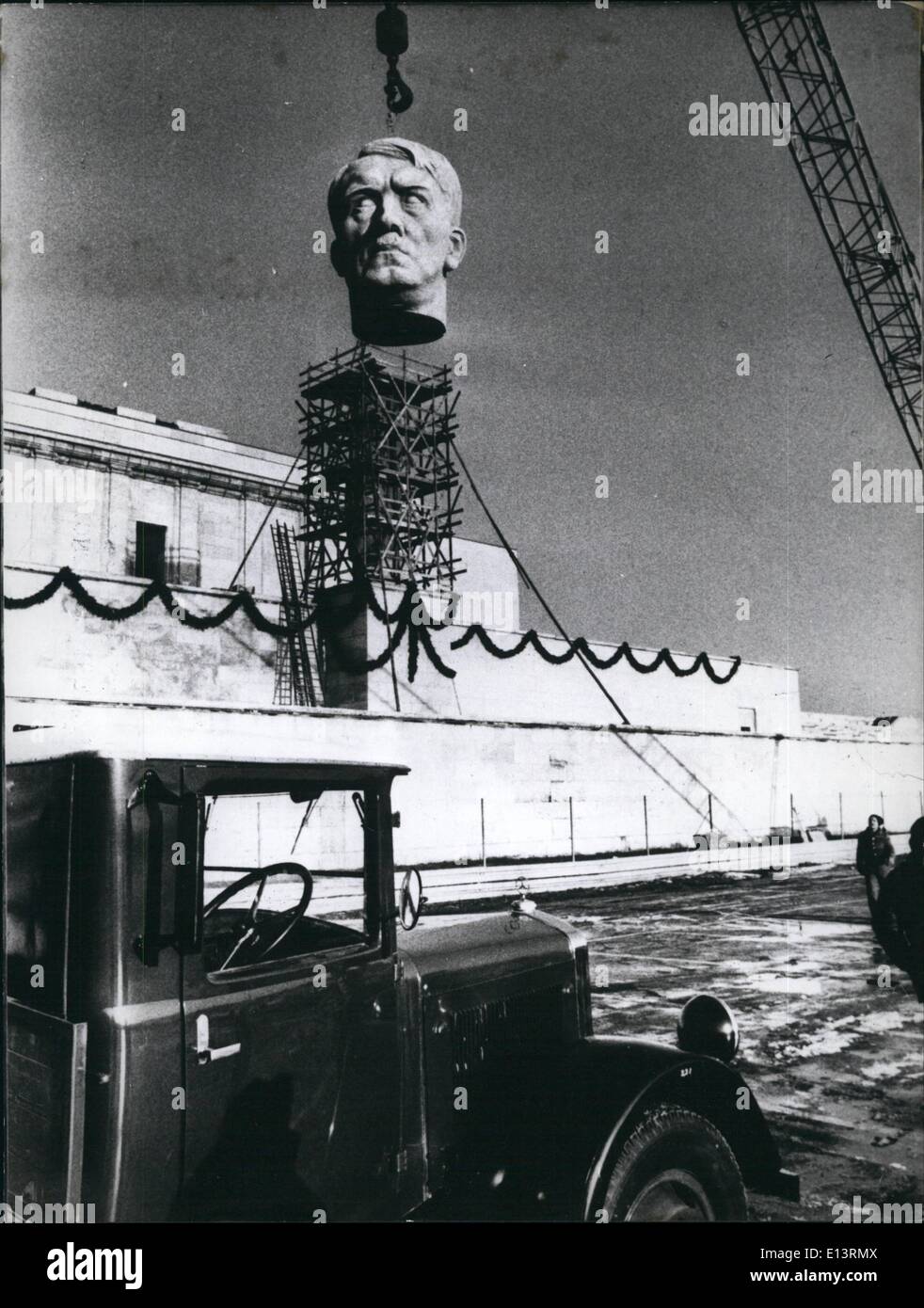 Mar. 27, 2012 - ''Hitler-Head géant'' me rappelle de mauvais moments en Allemagne. Au-dessus de la ''Zeppelinfeld'' à Nuremberg/West-Germany, l'ancien lieu où la grande masse des réunions pendant la ''à l'époque de Hitler'' a eu lieu aujourd'hui un grand ''Hitler-head'' trouver sa place. La maquette est fait de matière plastique et est utilisé comme décoration d'une série TV. La série qui est probablement l'envoyer à l'automne 1981 est faite après le roman ''Exil'' par Lion FEUCHTWANGER. Banque D'Images