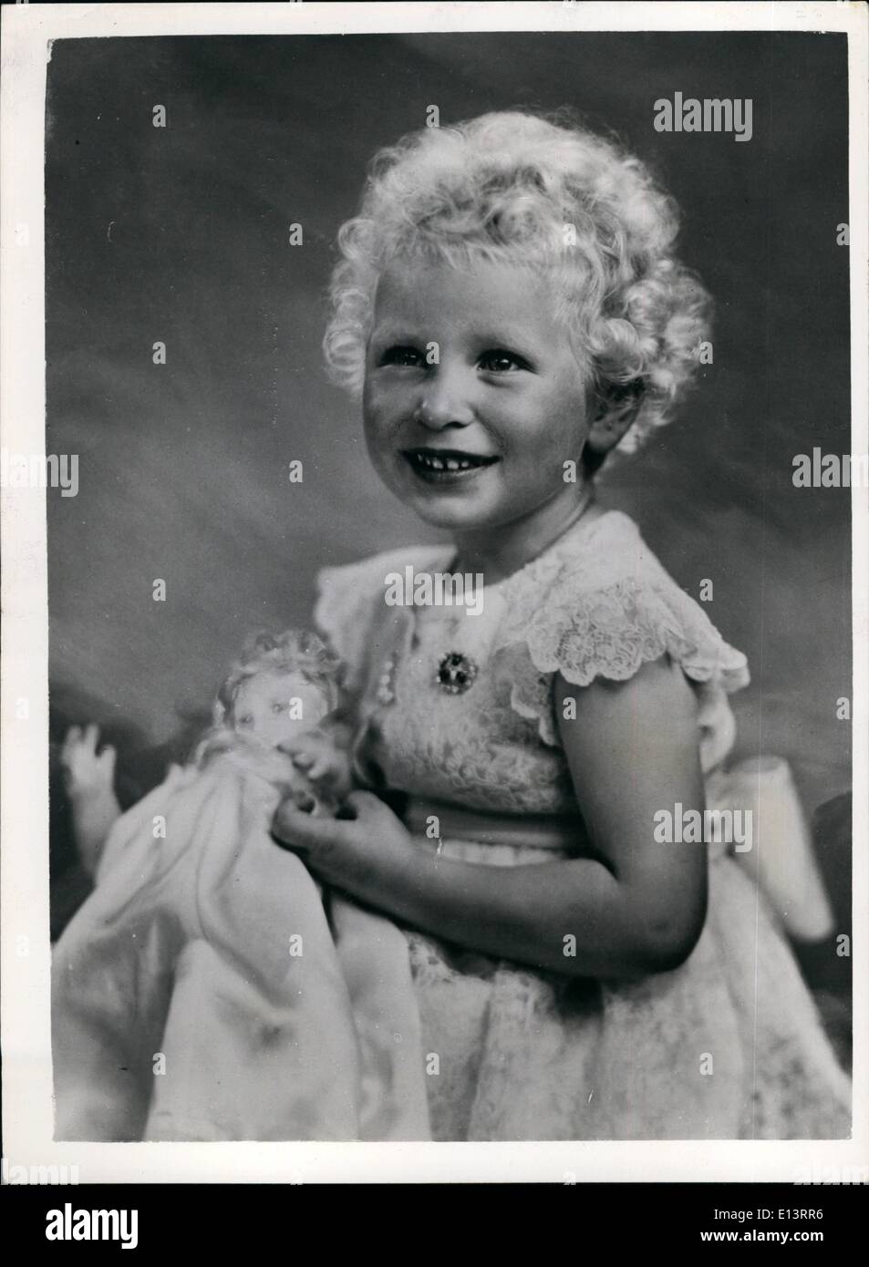 27 mars 2012 - S.A.R. la Princesse Anne. : Une nouvelle étude de charme par Marcus Adams prises spécialement pour la célébration de son troisième anniversaire (le 15 août. 1953) - par Marcus Adams. Dans cette photo, elle porte la robe qu'elle portait sur Coronation Day - Crème de Needlerun français sur la dentelle et mousseline taffetas. Il collier, qui est l'Quson dans huit de véritable perle sur une chaîne en platine. Banque D'Images