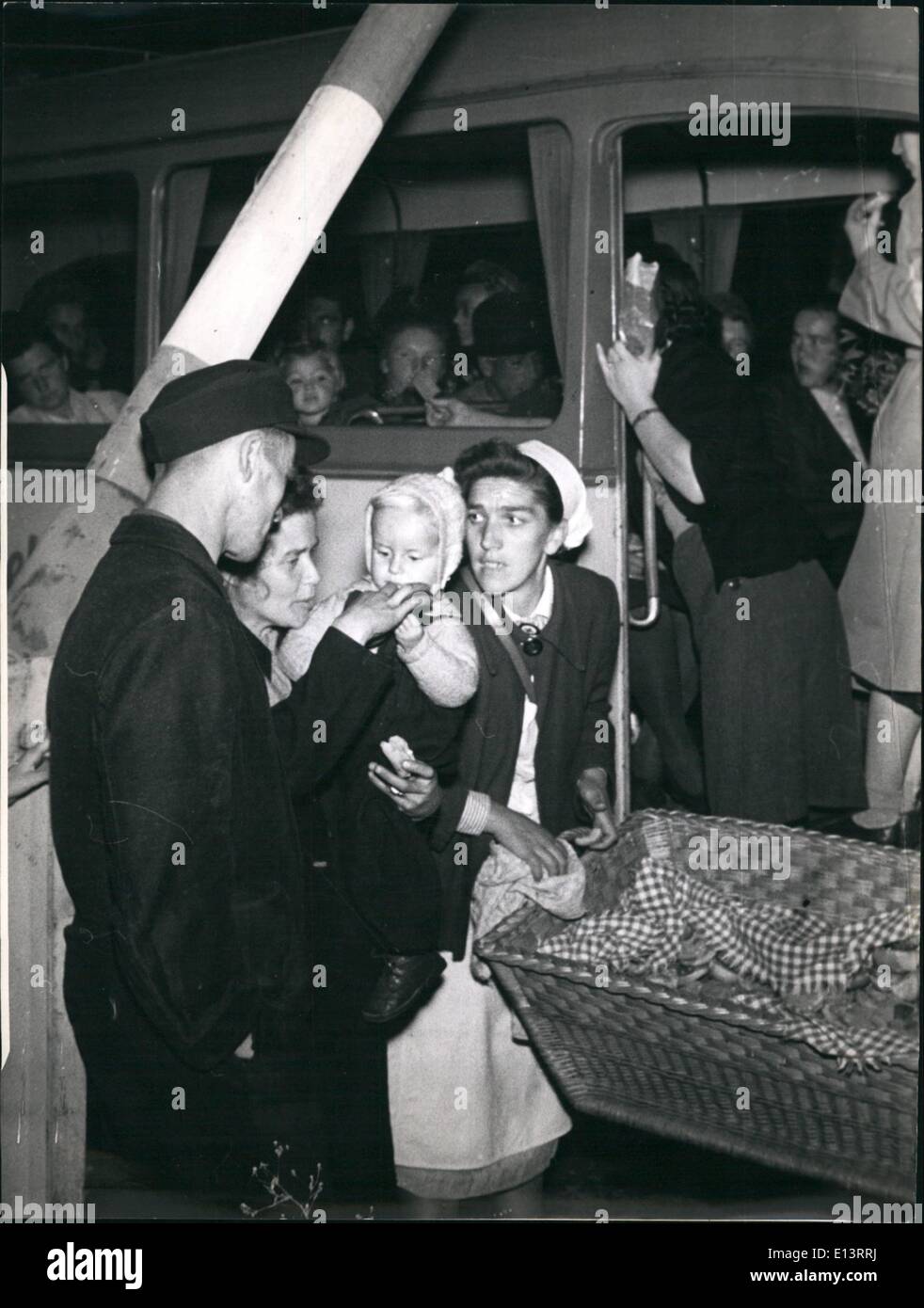 Mar. 27, 2012 - Les réfugiés arrivent de l'Allemand zone soviétique à un camp transitoire - ''tanheim'' dans l'Arsenal caserne à Ludwigsburg Banque D'Images