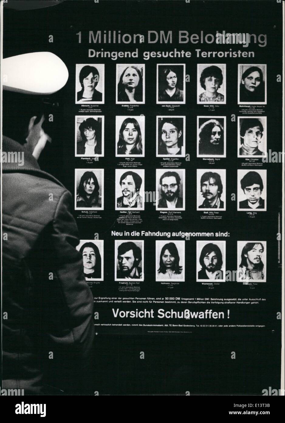 Mar. 27, 2012 - Nouvelles affiches avec les terroristes dans la RFA : le département d'investigation criminelle de la République fédérale d'Allemagne recherches avec une nouvelle affiche pour 20 pays. Photo montre un policier colle l'affiche avec les terroristes recherchés. Première rangée : Susanne Albrecht, Krabbe Friderike, Elisabeth von Dyck, Silke, Maierwitt f.l.t.r Brigitte Mohnhaupt ( Banque D'Images