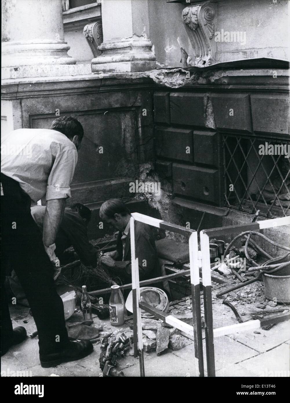 27 mars 2012 - tentative de bombe Le Ministère bavarois de l'Intérieur à Munich : Dans la nuit du vendredi 9 juillet 1976, une bombe a eu tentative à le ministère bavarois de l'intérieur dans le centre de Munich. L'explosion de la bombe, qui avait été mis en face de l'immeuble, a causé des dommages à l'immeuble lui-même, il y a un parking pour les voitures et les fenêtres de bâtiments autour, au total, environ 50.000 DM. jusqu'à présent, la police n'a pas trouvé de signes de des personnes autorisées, qui sont cependant d'être membres de groupes anarchistes. Photo montre l'endroit de la recherche Détectives de l'explosion. Banque D'Images