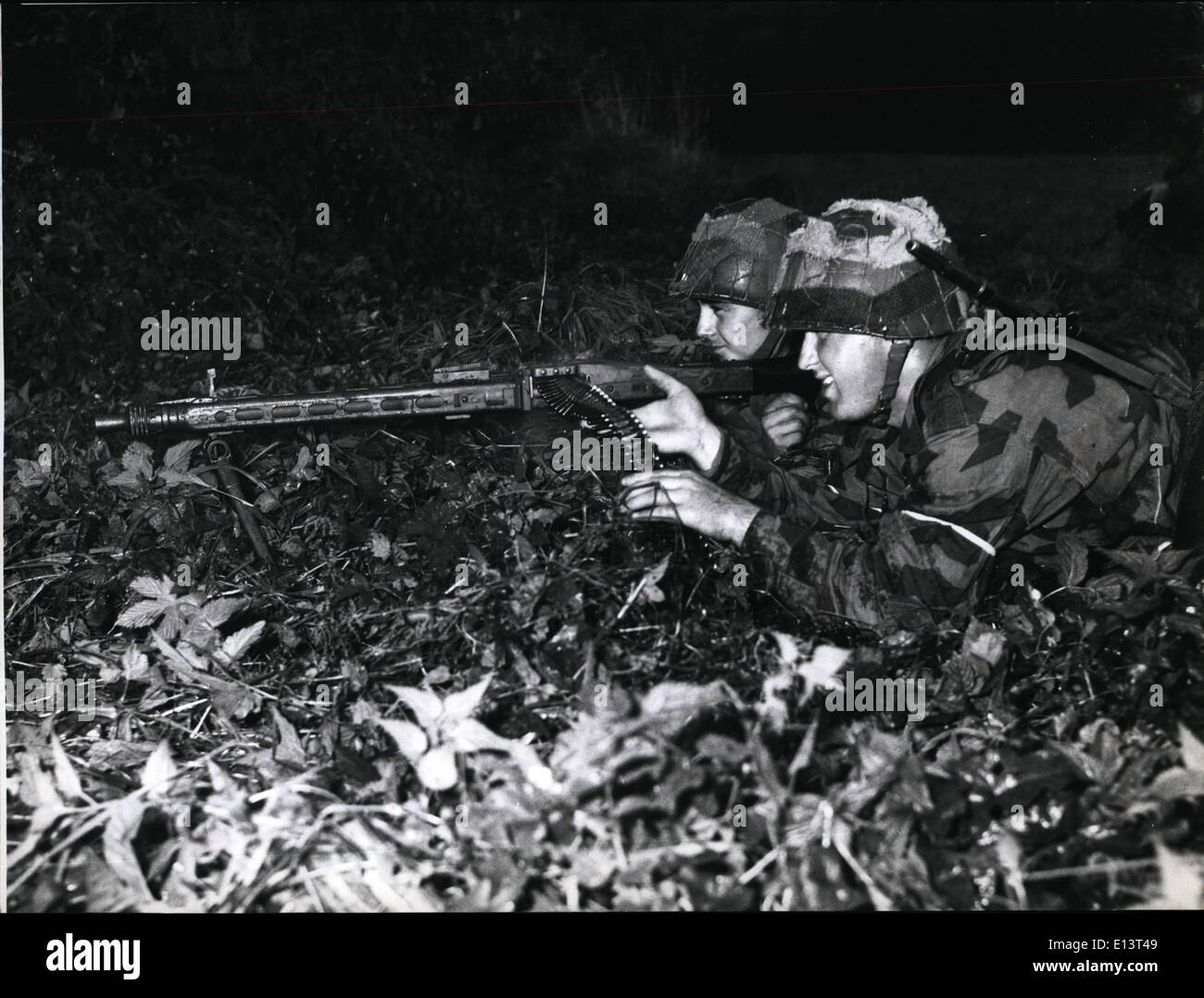 Mar. 27, 2012 - 80 000 soldats en Autumn-Manoevre Allemand : l'après-midi du 10 septembre, la première grande automne manoevre de la Bundeswehr West-German ont débuté. Dans le domaine de la République fédérale d'environ 80 000 soldats participent à la manoevre. C'est la première fois qu'au sein de l'OTAN un nouveau genre de bataille est prise en raison de nouvelles tactiques dans une éventuelle guerre atomique. Photo 1) Le ''red'' agresseurs sont traversant la rivière Naab près de Amberg. Le bateau gonflable est tiré au-delà de la rivière par un câble. Photo 2) Un ''Fla-tank en fonctionnement Banque D'Images