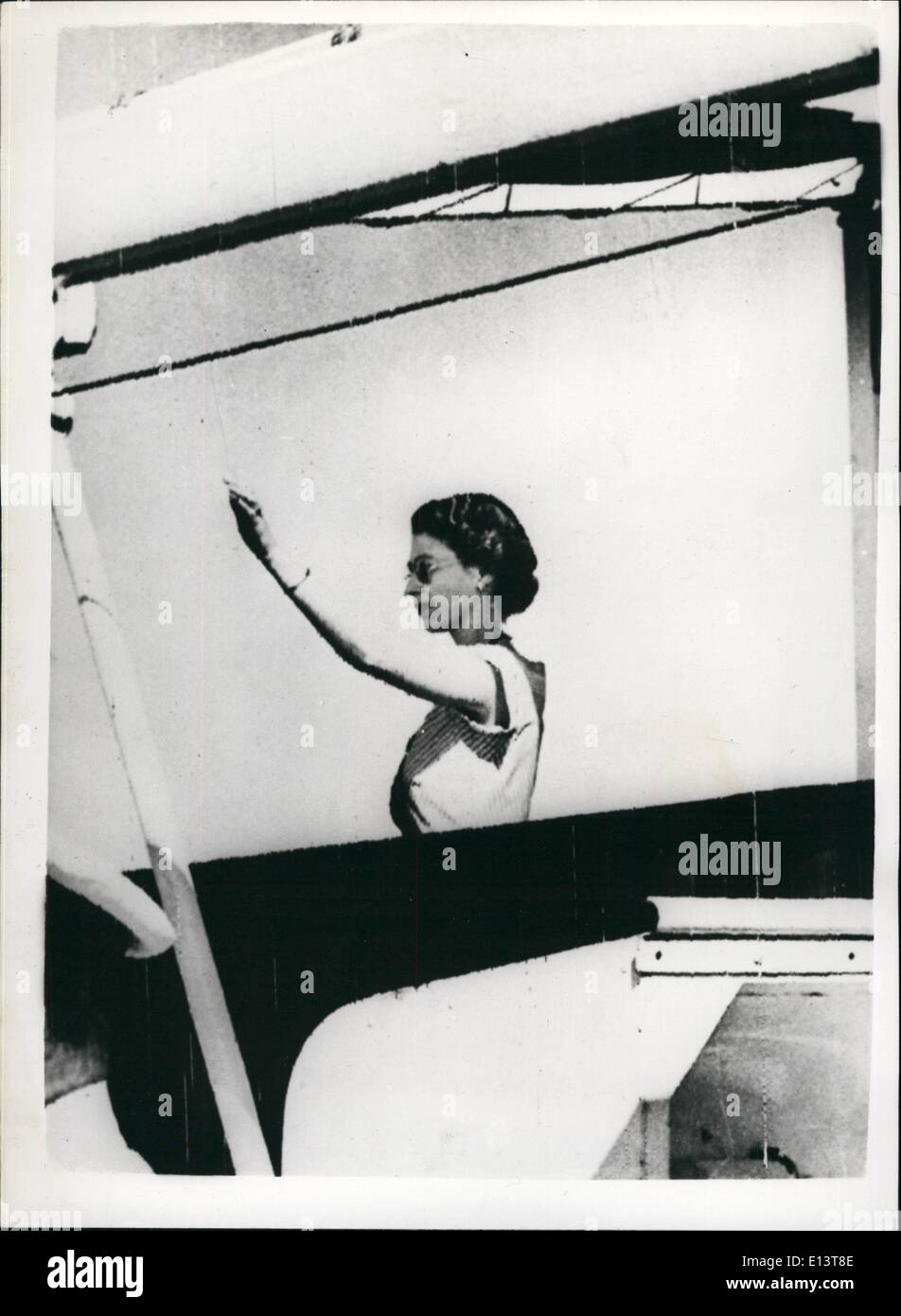 27 mars 2012 - Le Royal Tour Photo par Radio dans ''Le H.M.N.Z.S. Gothique'' Le Prince Noir a pris en charge un service d'escorte de la tournée royale gothique de chemise dans le Pacifique, où Sa Majesté la Reine et le duc d'Édimbourg sont en route pour Suva. Photo montre :- Sa Majesté la Reine sur le pont de la ''vagues'' gothique un message d'accueil pour le Prince Noir qu'il a pris le service d'escorte. Banque D'Images