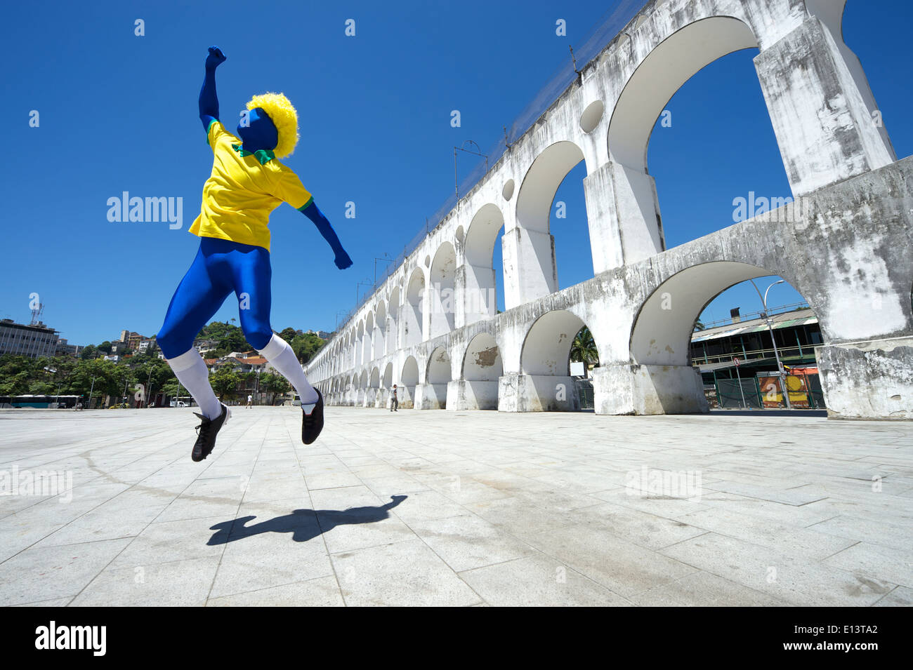 Joueur de football brésilien bleu excité spectateur célébrer en couleurs de l'équipe à Lapa Arches à Rio de Janeiro Banque D'Images