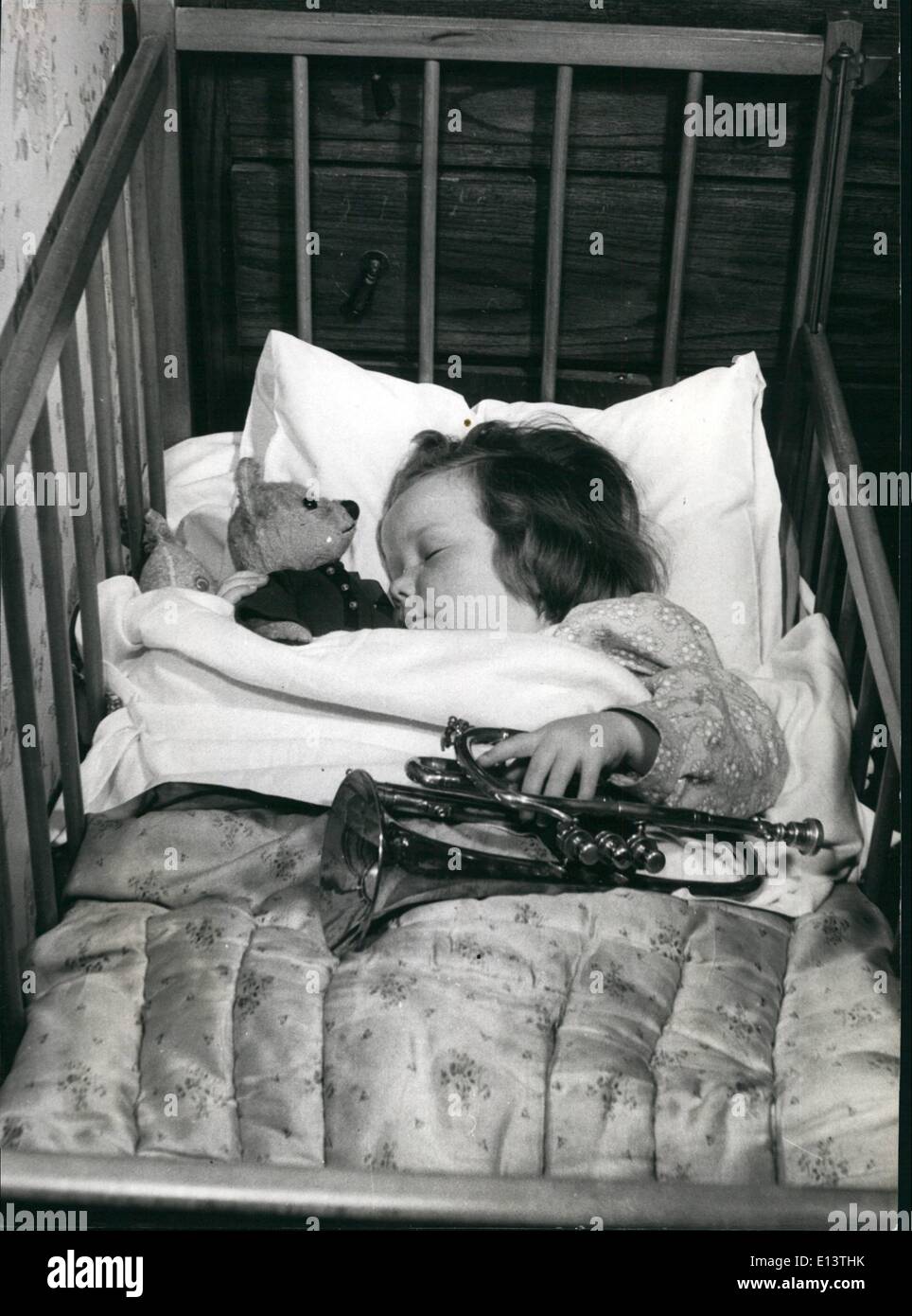 Mar. 27, 2012 - La trompette est silencieux, mais toujours près de : Helen dort près de sa trompette précieux, même si tôt le matin, les répétitions sont fowned sur par son père, Marshall Valtra. Banque D'Images