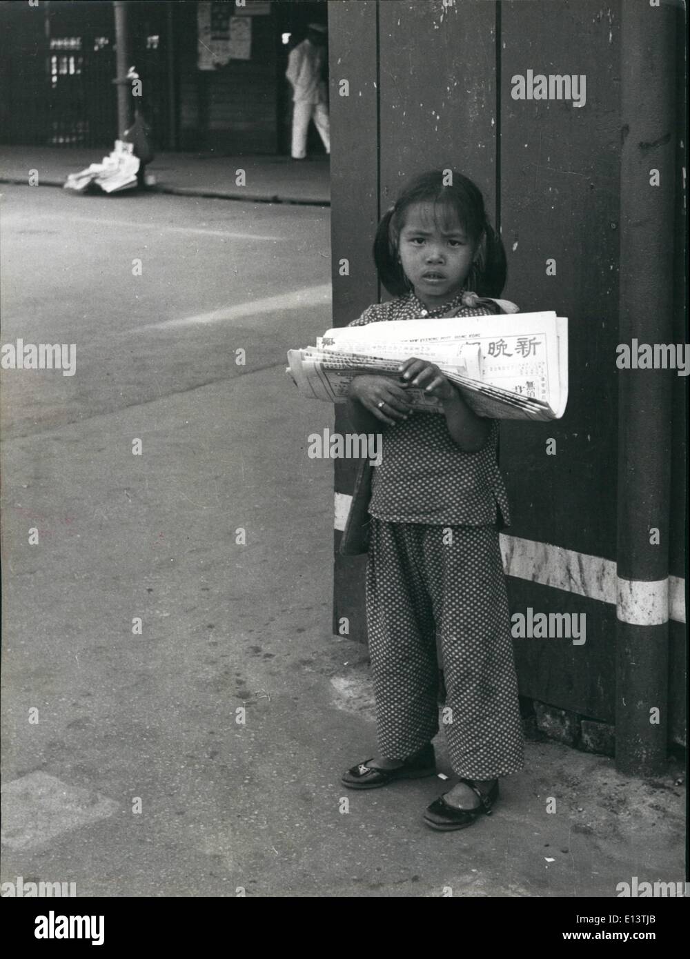 Mar. 27, 2012 - un peu réfugiée à vendre des journaux à l'entrée du Ferry de Kowloon, avec l'argent qu'elle gagne sa mère aide à maintenir la famille bol rempli de riz. Banque D'Images