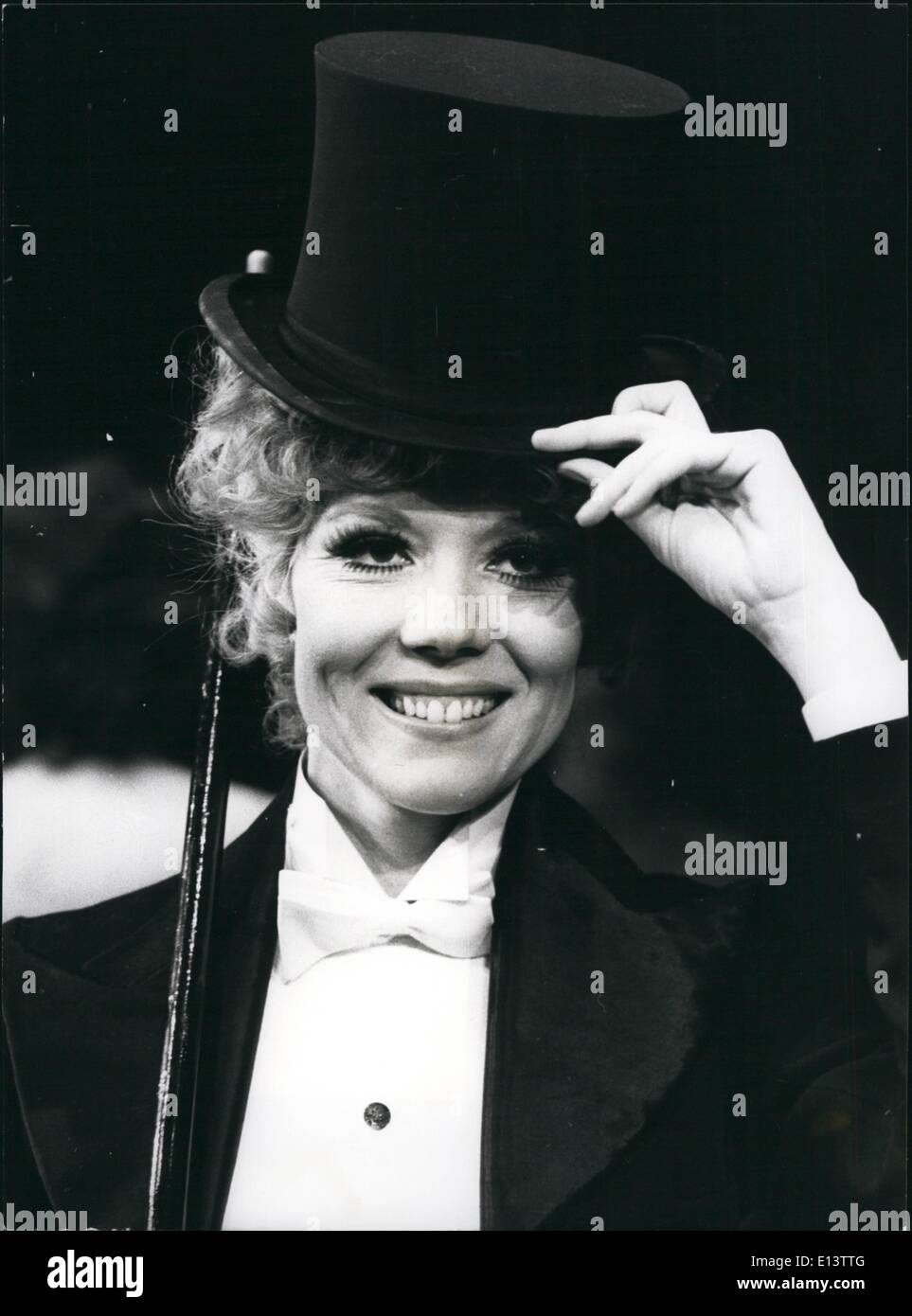 Mar. 27, 2012 - la comédie à succès de Tom Stoppard retour cavaliers demain au Old Vic Theatre National des journalistes après une absence de six mois. Les cavaliers a été créée à l'Old Vic, il y a un an (le 2 février 1972) et vient de gagner à la fois les parties et les joueurs et l'Evening Standard. Jouer de l'année. Michael Hordern retourne à l'Opéra National de répéter sa performance comme beaucoup l'éloge de George, le professeur de philosophie morale ; et Diana Rigg joue une fois de plus, Dottie son épouse et ex-star de comédie musicale. Photo montre un chapeau haut Diana Rigg photographié au cours du photocall à l'Old Vic. Banque D'Images