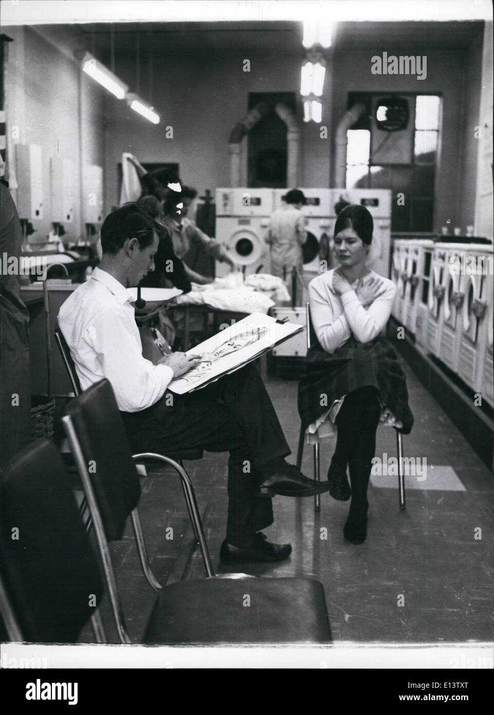 27 mars 2012 - son Art Studio Laverie : Michael Osterwell laverie en utilisant un de ses clients comme un modèle volontaire alors que sa lave est dans la machine. Banque D'Images