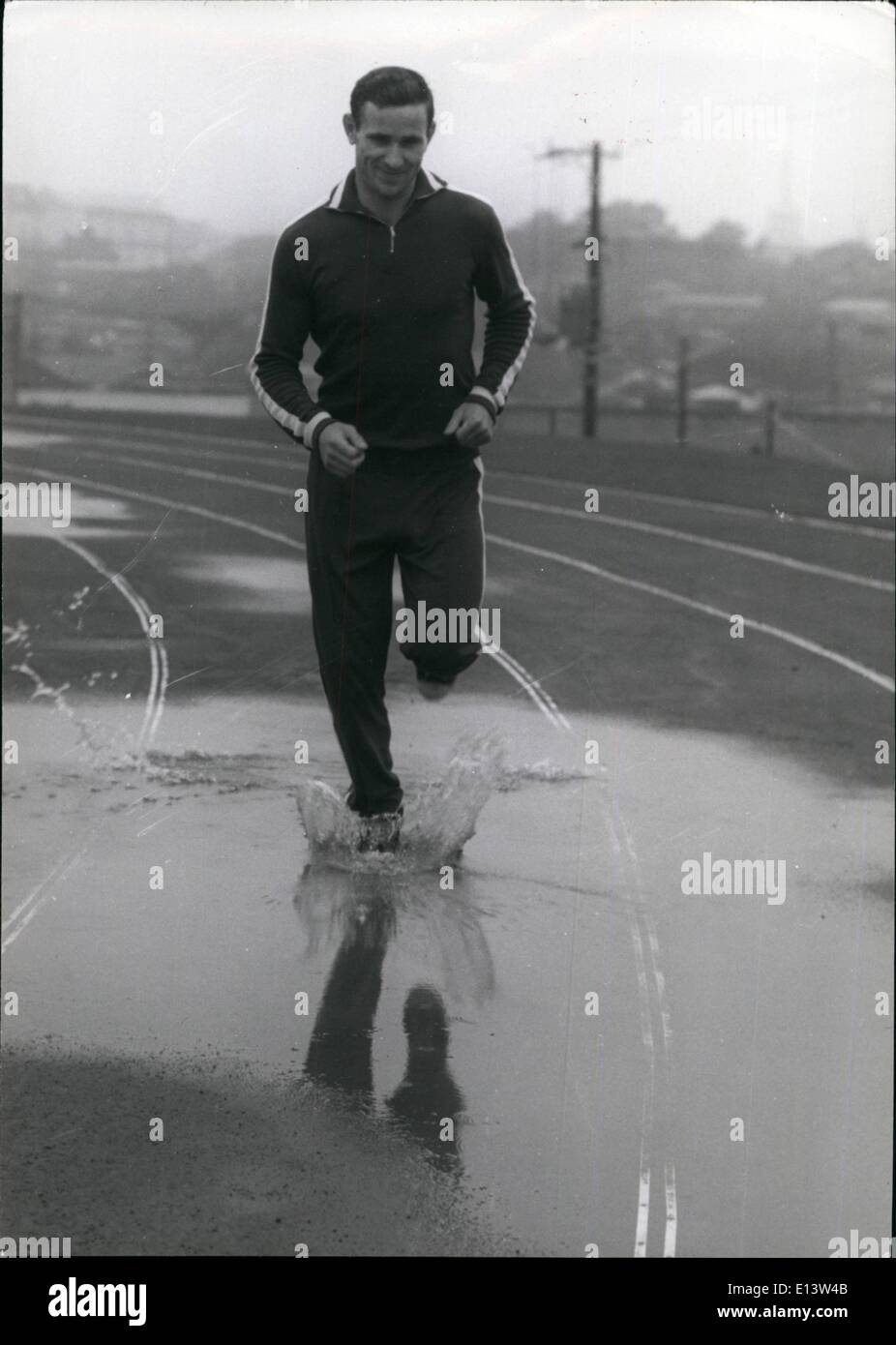 27 mars 2012 - Jeux Olympiques de Tokyo ; Victor, l'URSS 12 Sovetskaya runner pentagonale vitesse dans une partie de la piste de formation, inondés inondés par le typhon la pluie. Banque D'Images