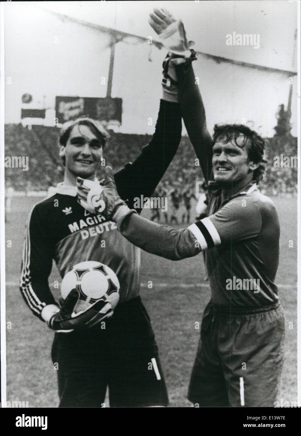 27 mars 2012 - vu par 78 000 visiteurs absous le célèbre gardien Sepp Maier son adieu jouer à Munich dans le stade olympique : Sepp Maier verser des larmes ; et 78000 visiteurs dans la vendu à Munich/West-Germany-stade olympique ont été envoyés à l'extase. L'adieu-play pour le West-German goaly national record est devenu une magnifique fête du football. Le champion allemand de football FC Bayern Munchen-, dont les états Sepp Maier est, était un peu fatigué dans la seconde partie de la pièce et ainsi l'équipe a perdu contre l'équipe nationale d'West-Germant 3:1 (1:1) Banque D'Images