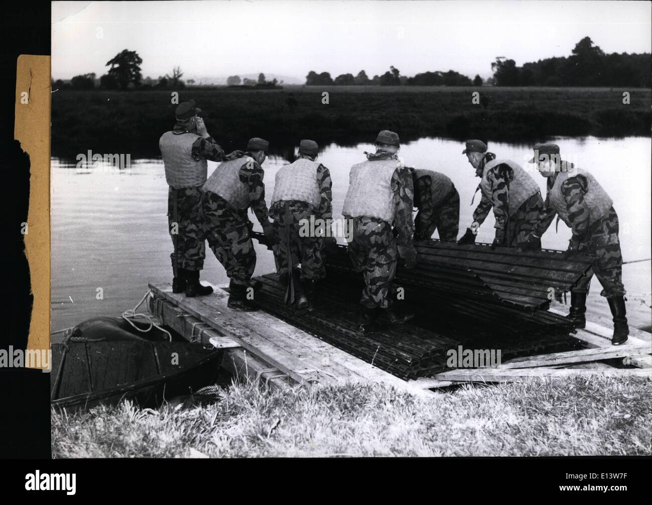 Mar. 27, 2012 - 80 000 soldats en Autumn-Maneuver Allemand : l'après-midi du 10 septembre, la première grande manœuvre d'automne de la Bundeswehr West-German ont débuté. Dans le domaine de la République fédérale d'environ 80 000 soldats prendre part à la manœuvre. C'est la première fois qu'au sein de l'OTAN un nouveau genre de bataille est prouvé en raison de nouvelles tactiques dans une éventuelle guerre atomique. Photo 1) Le ''red'' agresseurs sont traversant la rivière Naab près de Amberg. Le bateau gonflable est tiré au-delà de la rivière par un câble. Photo 2) Un ''Fla-tank en fonctionnement Banque D'Images