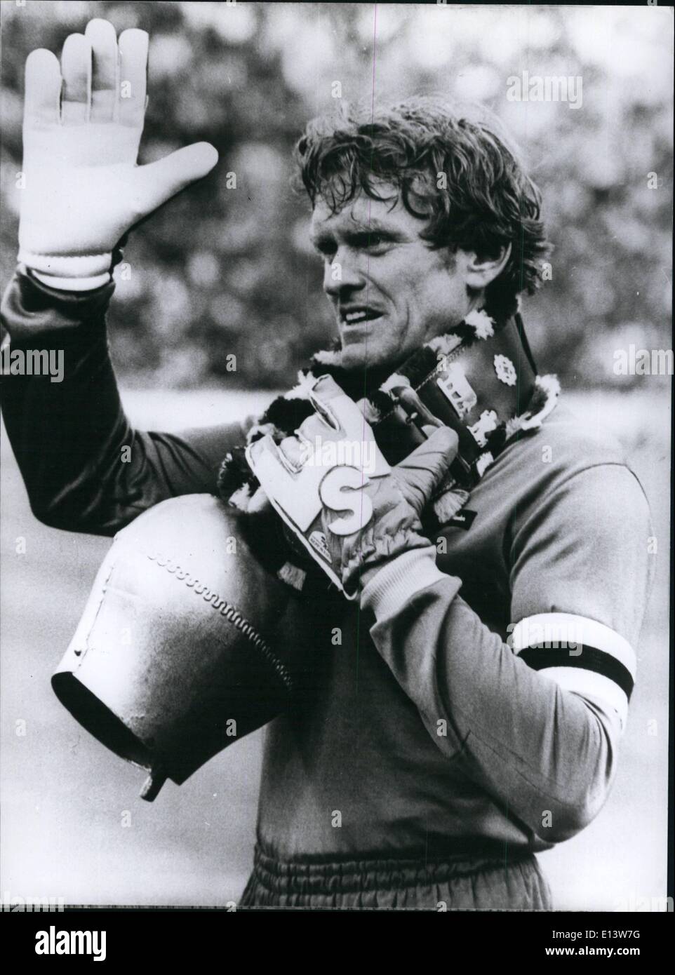 27 mars 2012 - vu par 78 000 visiteurs absous le célèbre gardien Sepp Maier son adieu jouer à Munich dans le stade olympique : Sepp Maier verser des larmes ; et 78000 visiteurs dans la vendu à Munich/West-Germany-stade olympique ont été envoyés à l'extase. L'adieu-play pour le West-German goaly national record est devenu une magnifique fête du football. Le champion allemand de football FC Bayern Munchen-, dont les états Sepp Maier est, était un peu fatigué dans la seconde partie de la pièce et ainsi l'équipe a perdu contre l'équipe nationale d'West-Germant 3:1 (1:1) Banque D'Images