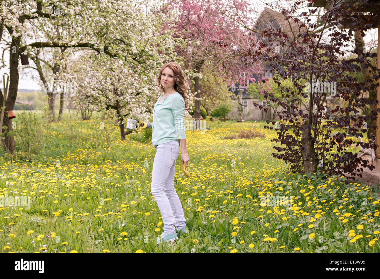 Jeune femme travaillant dans le jardin Banque D'Images