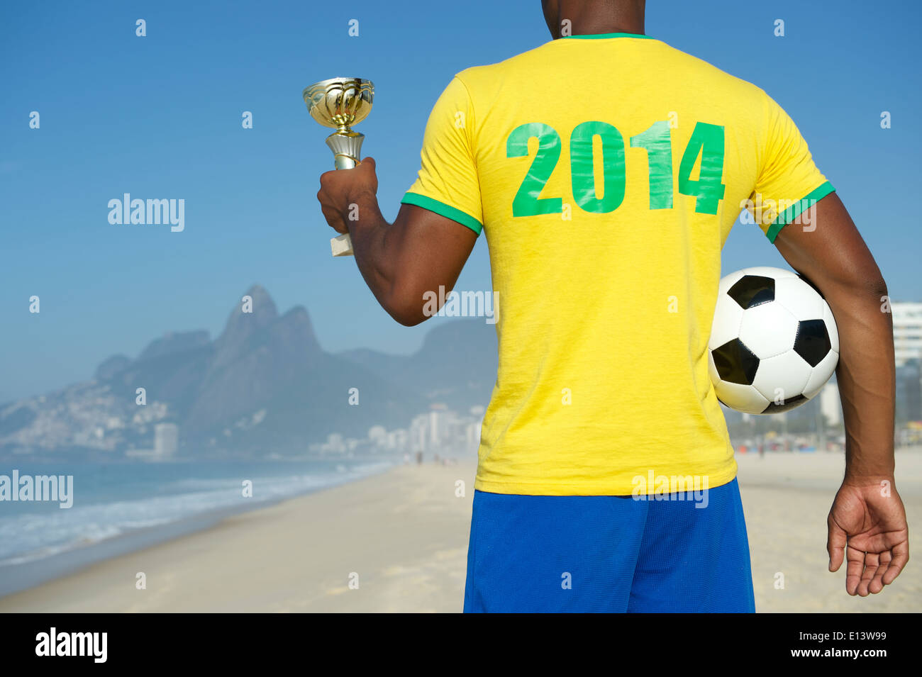 Champion Brazilian soccer player holding trophy et du football en 2014 shirt plage Ipanema Rio de Janeiro Brésil Banque D'Images