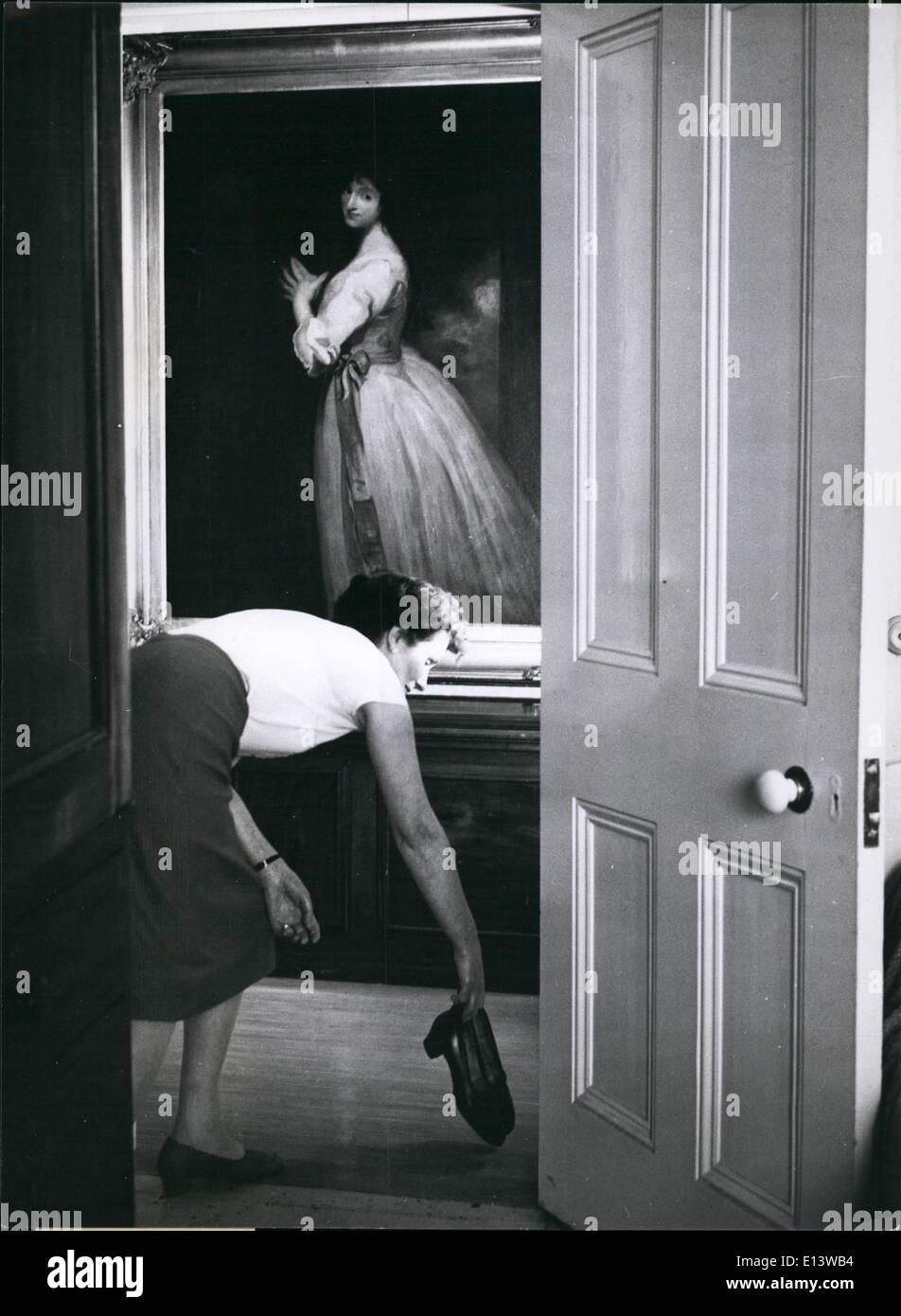 Mar. 27, 2012 - un Invité mis ot sa chaussure pour le nettoyage. Une peinture de l'un de ses nobles ancêtres du propriétaire formulaire montres le débarquement mur. C'est une vie - Taille photo de Mme Fordham, une actrice, et a été peint par George Romney, Banque D'Images