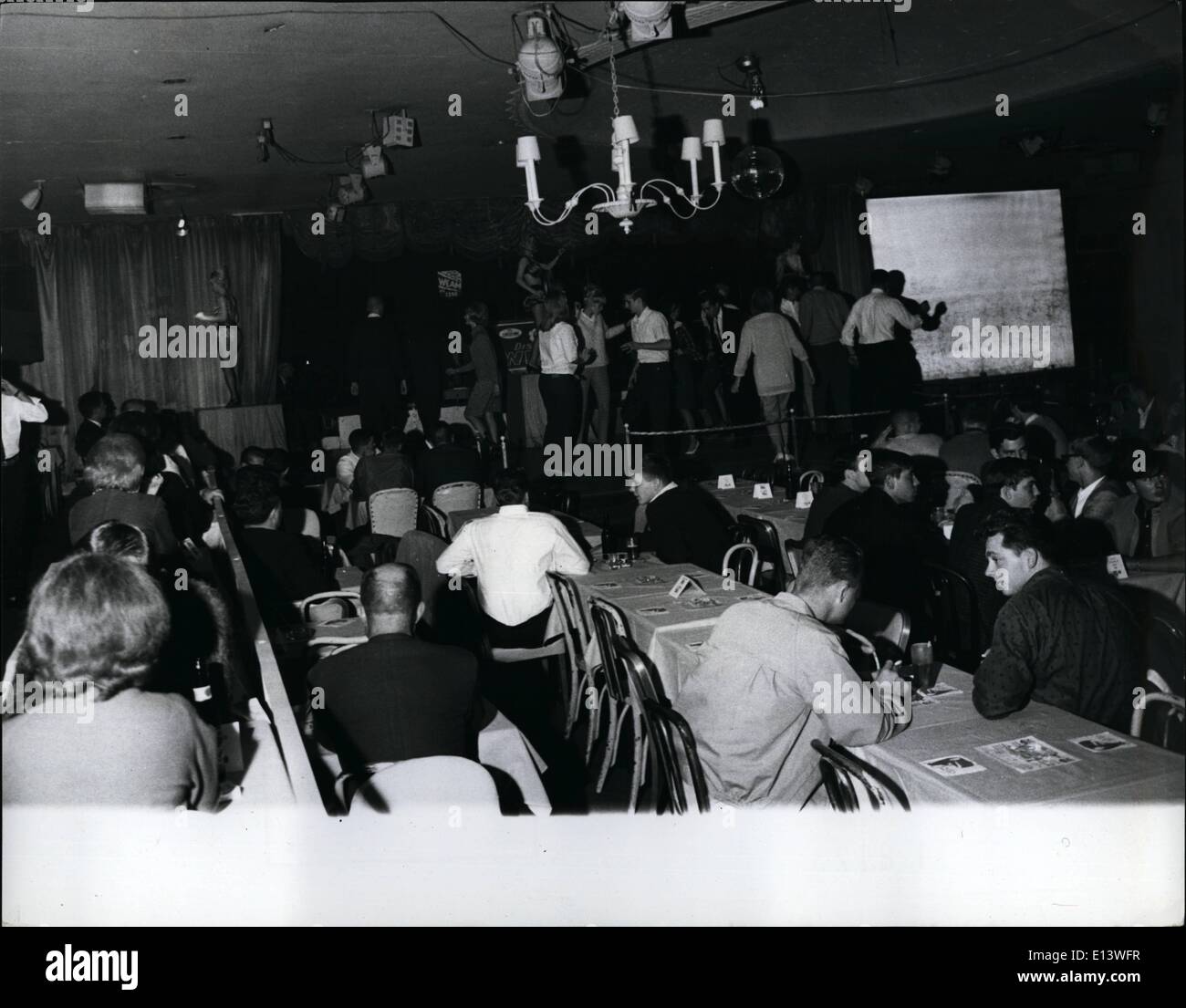 27 mars 2012 - l'endroit le plus amical de  sur Speakeasy : la mode de Speakeasy s'étendra-t-elle à ce pays ? En Amérique, ce type de lieu de boisson - qui a son origine au temps de l'interdiction - est de plus en plus populaire dans sa version modernisée. Un Speakeasy est un lieu convivial et informel où un suivre peut apprécier son vin ou sa bière et regarder quelques jolies filles passer par une routine de danse. Les serveuses - ou hôtesses - servent les boissons vêtues de collants à filet de poisson et de costumes traditionnels de Cancan Banque D'Images