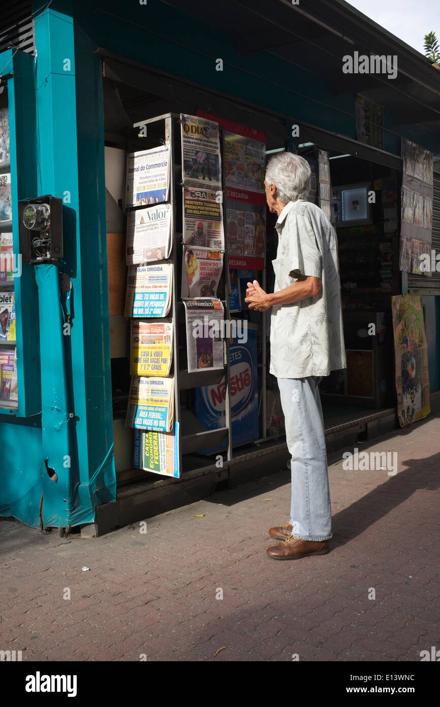 RIO DE JANEIRO, Brésil - 22 octobre 2013 : l'homme brésilien s'arrête au kiosque de rattraper les manchettes quotidiennes. Banque D'Images
