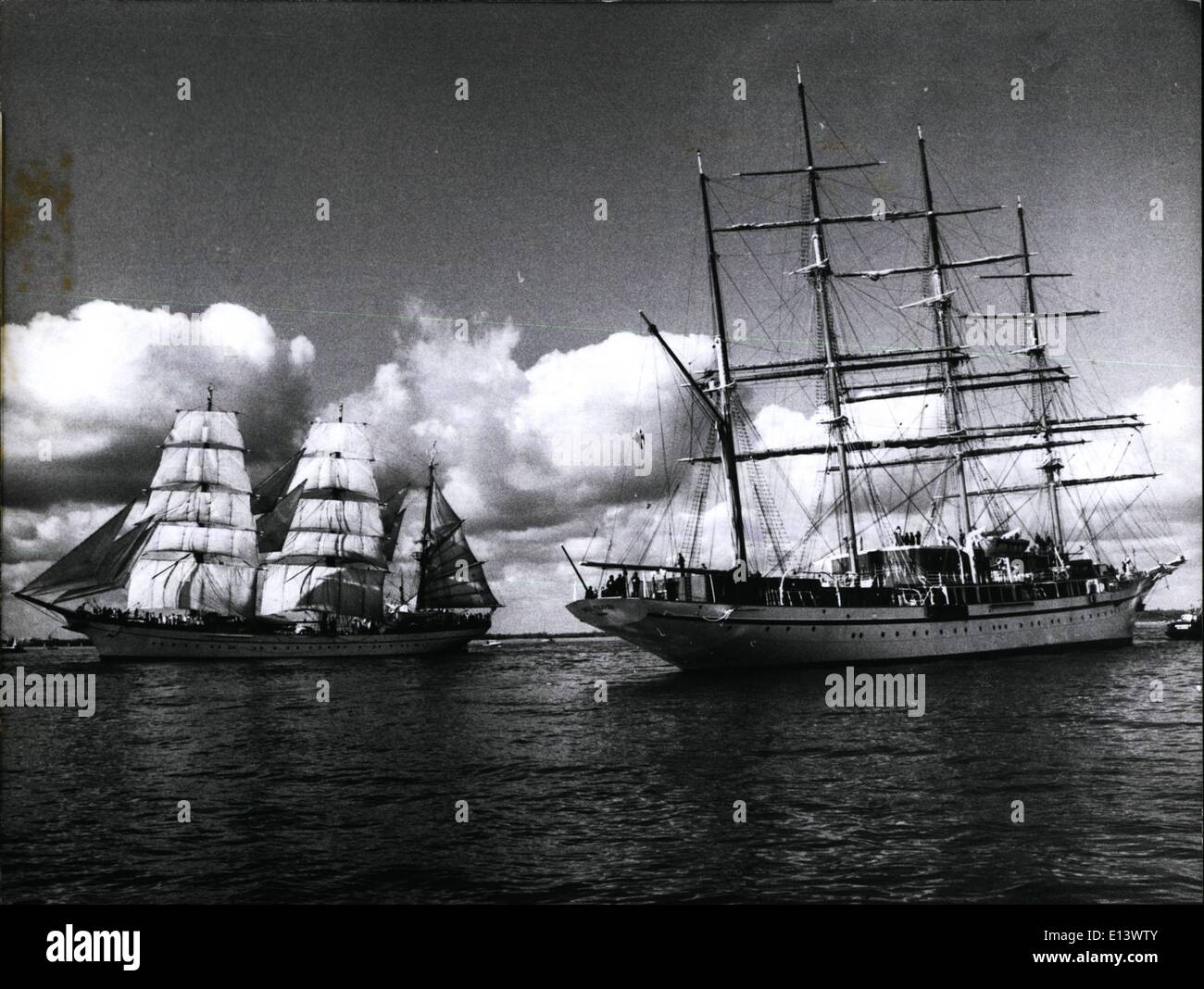 Mar. 27, 2012 - ''Gorch Fock'' comme anniversaire guest : plus de 100 000 habitants se sont rassemblés au temps positif avec le soleil ''Gorch Fock'' est entré dans le port de la Ville libre et hanséatique de Hambourg. Vous un communiqué de voiles la grande école de voile-bateau de la Bundeswehr West-Germany est entré en l'harbore hanour à la 790. l'anniversaire du port de Hambourg/West-Germany. Les 90 mètres de long yacht a été escorté par le plus splendide voilier de notre la ''Sea Cloud'' - un 107 mètres de long, quatre navires de mât - mais avec des voiles de réalimentation Banque D'Images