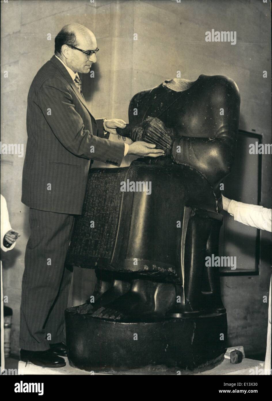 27 mars 2012 - National Gallery Louvre Paris : la Statue de Goudea récupère ses mains. Grâce à un don de British Museum, la célèbre statue de Goudea mésopotamien dans la National Gallery Parisien '' Musée Du Louvre'' a retrouvé ses mains qui étaient, jusqu'à maintenant ? Exposés dans le British Museum de Londres. O.P.S :- M. Barnet, chef de l'Asie de l'Ouest Ministère de la musée applique les mains à la statue de Goudea. Banque D'Images