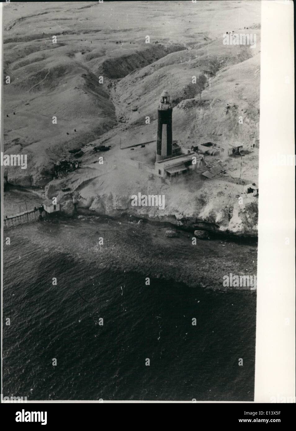 27 mars 2012 - images dramatiques de l'île de Shadwan par les Israéliens : Raid israéliens attaque surprise très réussie par hélicoptère - commandos né sur l'île de l'Égyptien Shadwan dans le golfe de Suez est illustré de façon spectaculaire par les photos d'action de l'attaque sur le Decca radar de l'installation Il existe, et qui a été démonté, emballé et transporté par des troupes spécialisées. Les pertes sur le côté d'Israël étaient petits et tous les objets obtenus. Un pilote d'hélicoptère de la station radar et phare sur l'île de Shadwan. Banque D'Images