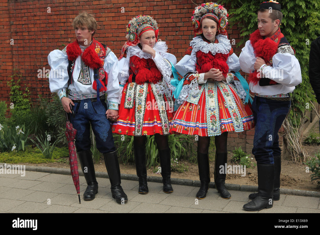 La Route des Rois. Festival de folklore traditionnel en Vlcnov, République tchèque. Les jeunes vêtus des costumes traditionnels. Banque D'Images