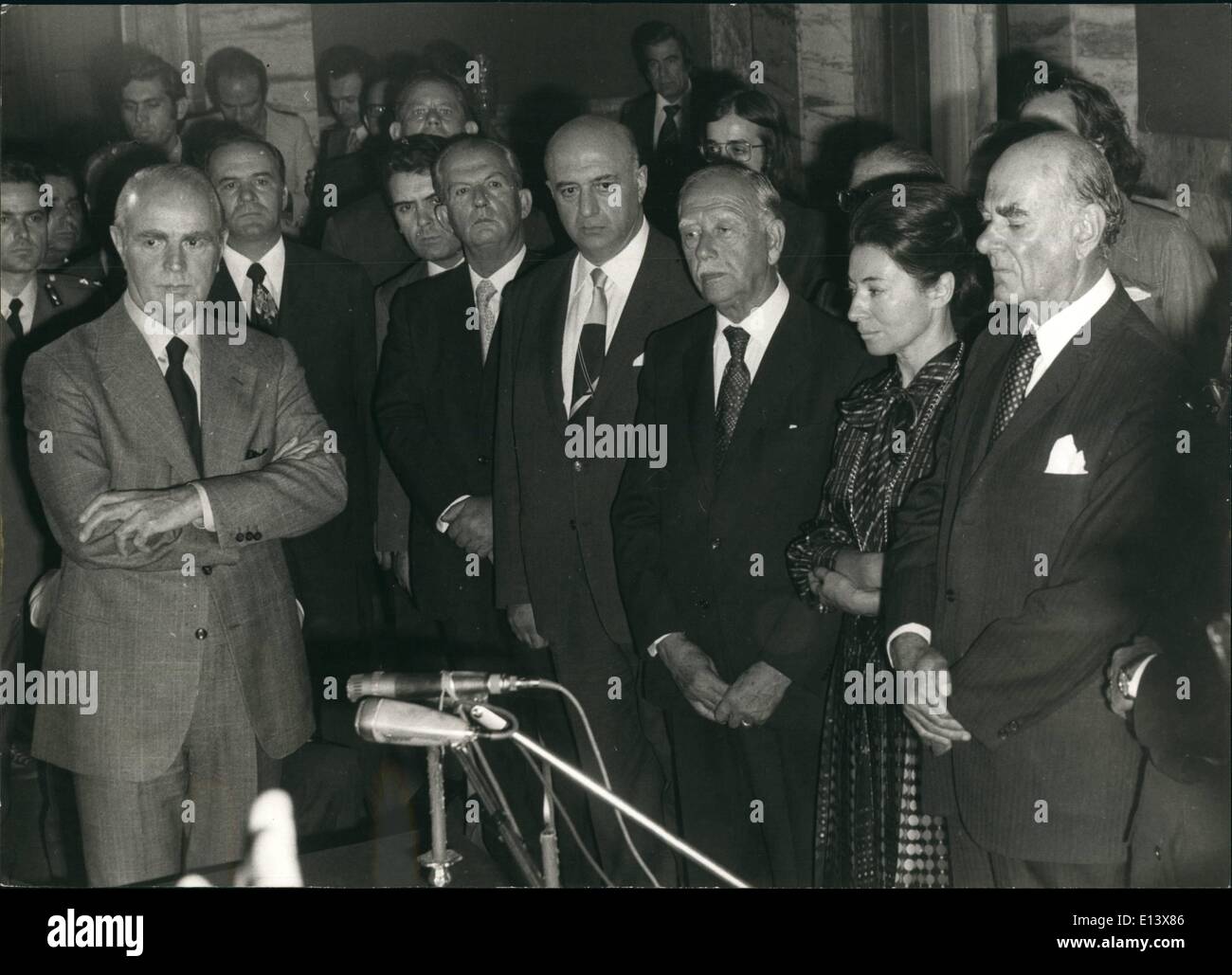 27 mars 2012 - Madame Niki Goulandris parmi ses collègues masculins à la cérémonie d'assermentation du premier gouvernement civil, après une période de sept ans de dictature militaire (juillet 1974) Banque D'Images