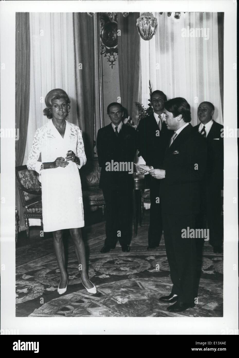 27 mars 2012 - Mme Pompidou qui reçoit la clé d'or symbolique au Faubourg St Honore - (16 juillet 1969) des mains de M. Guerrand-Hermes, président du comité qui préside aux destinées de la plupart des grands couturiers et des boutiques de luxe du Faubourg. Banque D'Images