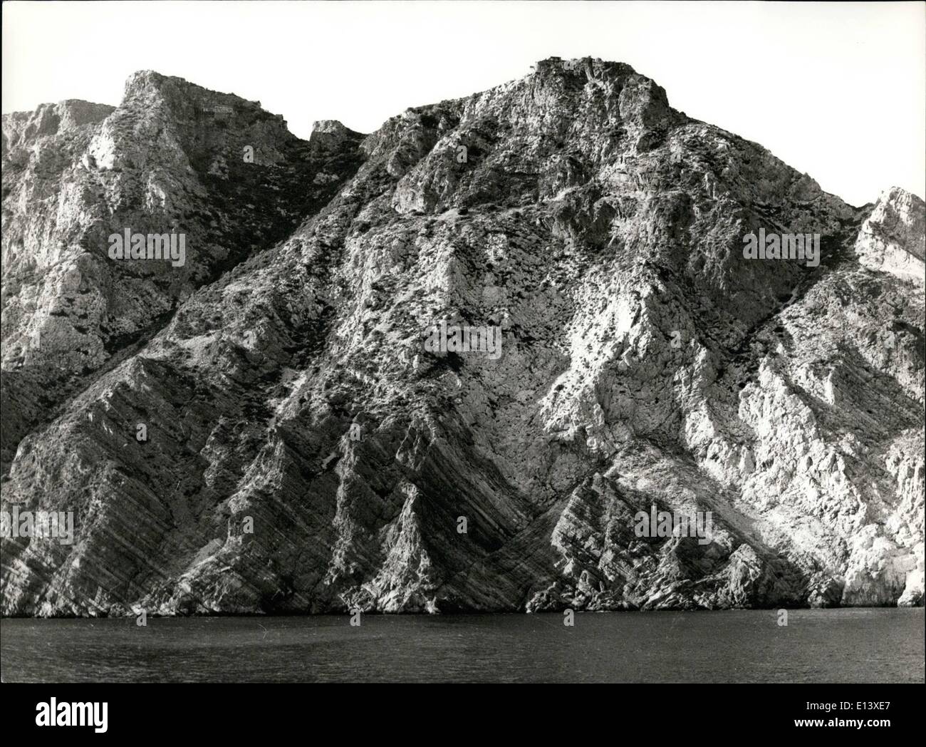 Mar. 27, 2012 - les roches inaccessible à l'Agion Oros où les monastères ont été construits. L'un des monastères peut être vu sur Banque D'Images