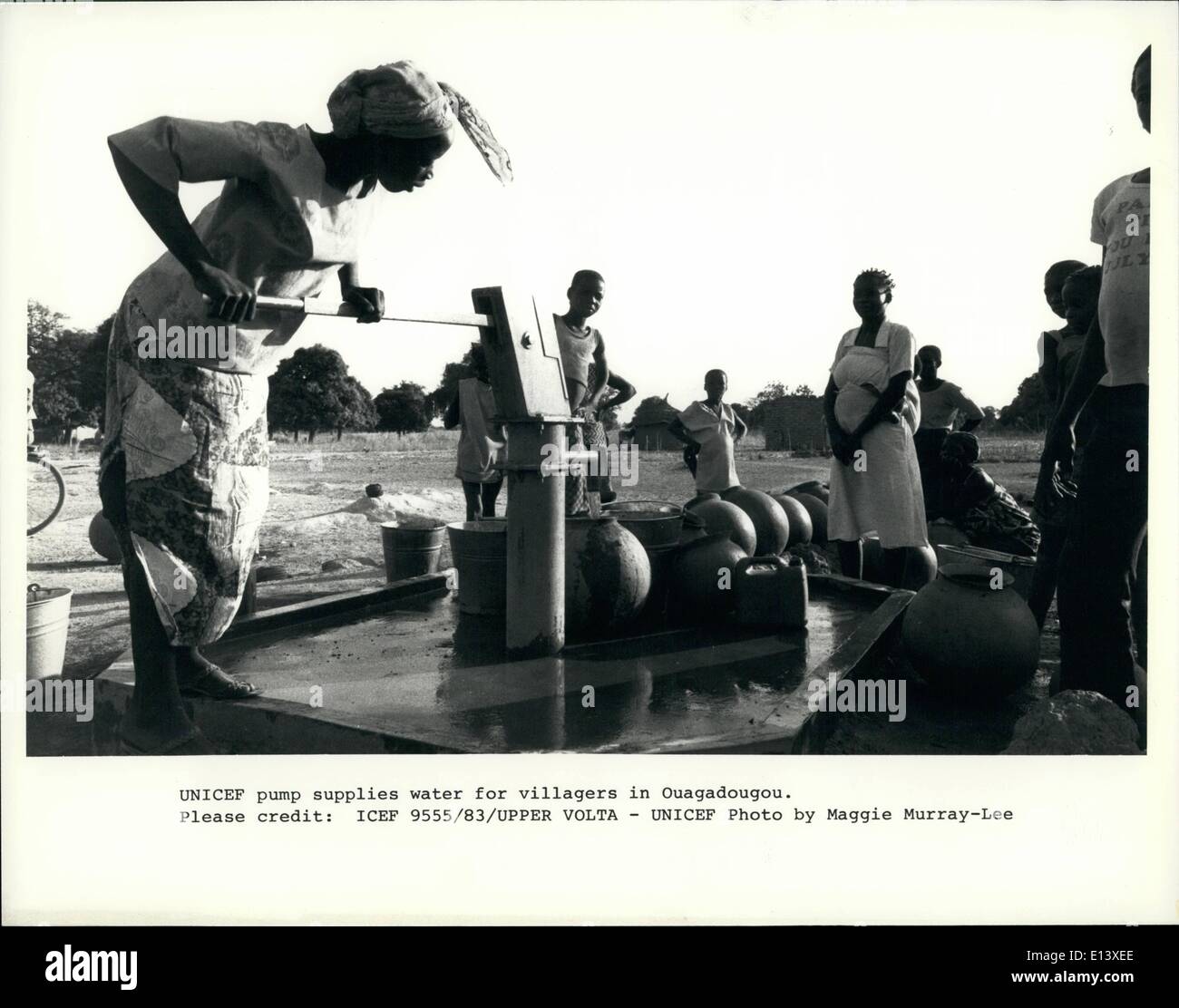 27 mars 2012 - L'UNICEF fournit de l'eau de la pompe pour les villageois à Ouagadougou. Banque D'Images