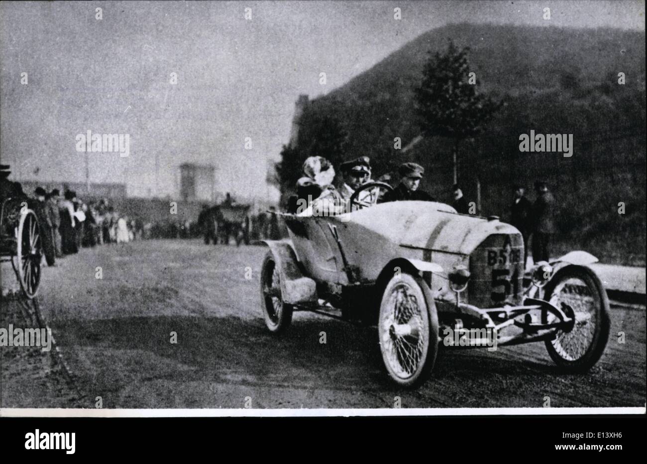 27 mars 2012 - Ferdinand Porsche au volant de l'Austro- Dainler gagnante pendant la course Prince Heinrich- en 1910 Banque D'Images