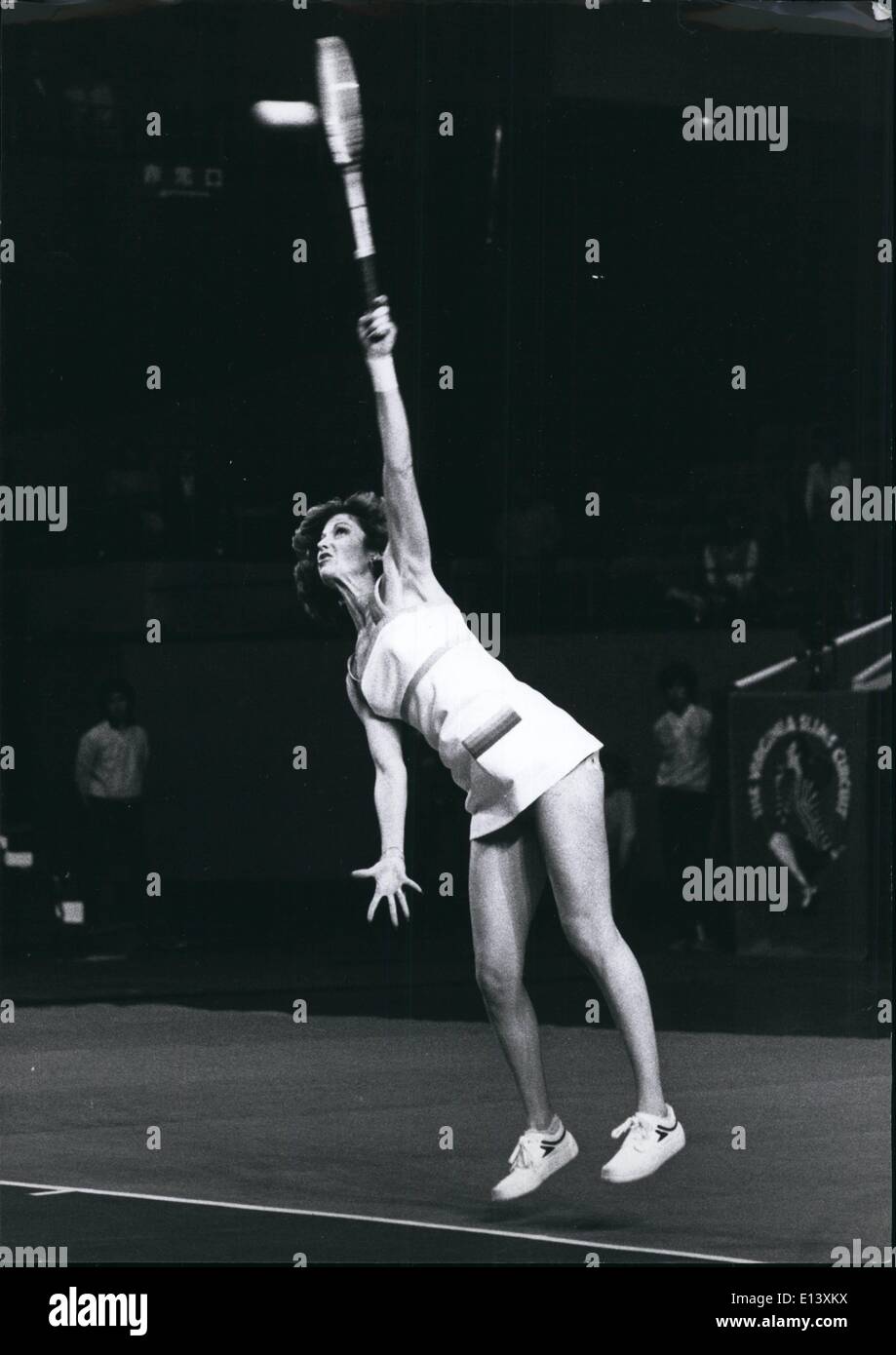 Mar. 27, 2012 - Bridgestone '77 Championnats doubles Dames la finale de l'US00,000 Championnats de tennis en double féminin a eu lieu à Tokyo les 9 et 10 avril avec 16 femmes prenant part. Les gagnants ont été Betty cuisinière et M. Navratilova qui a battu Virginia Wade et Françoise Durr en deux sets (7-5, 6-3) pour prendre le premier prix de 6 000. Billy Jean King, qui, l'année dernière, appelé avec Betty cuisinière a remporté le championnat, a dû se contenter de la 3ème place. Jouer avec Rosemary Casals contre M. Jausovec et C. Ruzici ils ont pris le match en 5 sets (6-2, 6-4) Banque D'Images