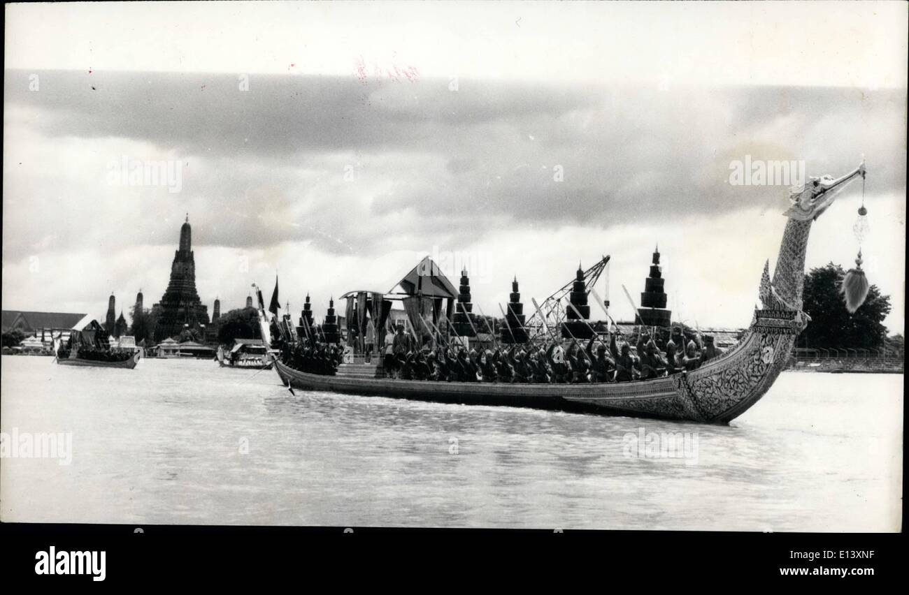 27 mars 2012 - Golden Barge porte le roi thaïlandais : marquant la fin de la Carême bouddhique la Barge royale de Thaïlande se déplace lentement vers le bas le à Bangkok Chao Phya transportant le roi. Derrière elle sont un flux de 38 barges occupé par plus de mille (1629) - tous les marins thaïlandais célébrer la fin du jeûne comme le Roi fait sa visite à la Pagode annal Wat Arun (arrière-plan), suivis par des milliers de ses sujets. La forme d'un cygne d'or, le chaland est moderne, l'artisanat Viking. Banque D'Images