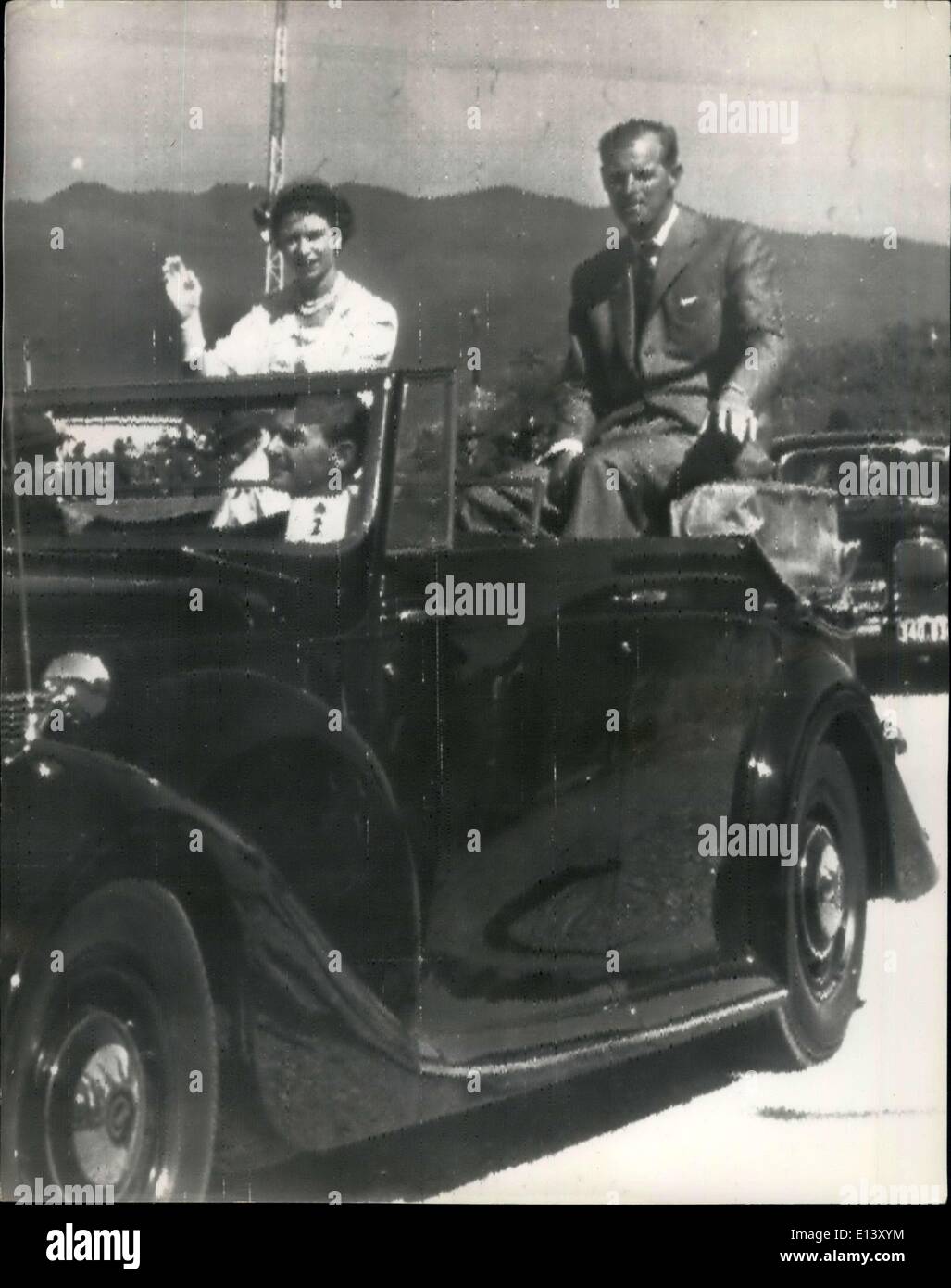 31 mars 2012 - Photo par Radio : Royal New Zealand tour Reine plaisirs curieux au port de l'Ouest par circonscription sur le capot de voiture : H.M la Reine et le duc d'Édimbourg fait demi à West port où une réception a eu lieu sur l'aérodrome. L'immense foule de spectateurs a été ravi lorsque la Reine et le duc s'est assis sur le capot de leur voiture - lorsqu'il a été conduit lentement autour de l'aérodrome. Photo montre la reine et le duc assis sur la capote ouverte de leurs voitures de tourisme ouvert - comme il a été conduit autour de l'aéroport de West port. Banque D'Images