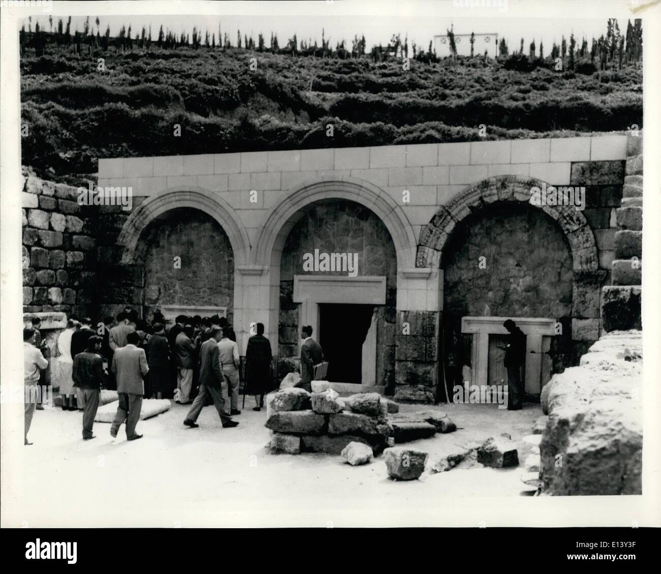 Mar. 27, 2012 - Les anciennes reliques découvertes à des excavations de Beit Shrearim dans la basse Galilée, Beit Shearim, située à l'ouest de Nazareth dans la basse Galilée a été l'une des villes d'Israël à l'époque du Talmud. Après la grande révolte juive en l'an 66 av. J.-C. - la population juive est restée et après l'enterrement de Rabbi Yehuda Hanassi, Beit Shearim a été converti en un cimetière. Des fouilles furent commencé en 1936, il y a l'adn parmi les découvertes était une synagogue de l'année 350 avant J.-C., qui a été détruit par les Romains Banque D'Images Mar. 27, 2012 - Les anciennes reliques découvertes à des excavations de Beit Shrearim dans la basse Galilée, Beit Shearim, située à l'ouest de Nazareth dans la basse Galilée a été l'une des villes d'Israël à l'époque du Talmud. Après la grande révolte juive en l'an 66 av. J.-C. - la population juive est restée et après l'enterrement de Rabbi Yehuda Hanassi, Beit Shearim a été converti en un cimetière. Des fouilles furent commencé en 1936, il y a l'adn parmi les découvertes était une synagogue de l'année 350 avant J.-C., qui a été détruit par les Romains Banque D'Images