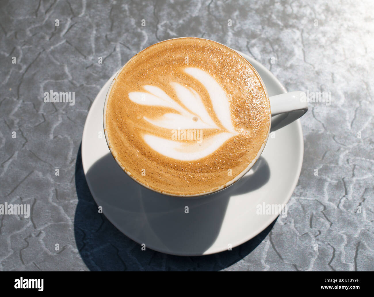 Un motif floral sur le haut d'un mug ou tasse de café latte. Banque D'Images