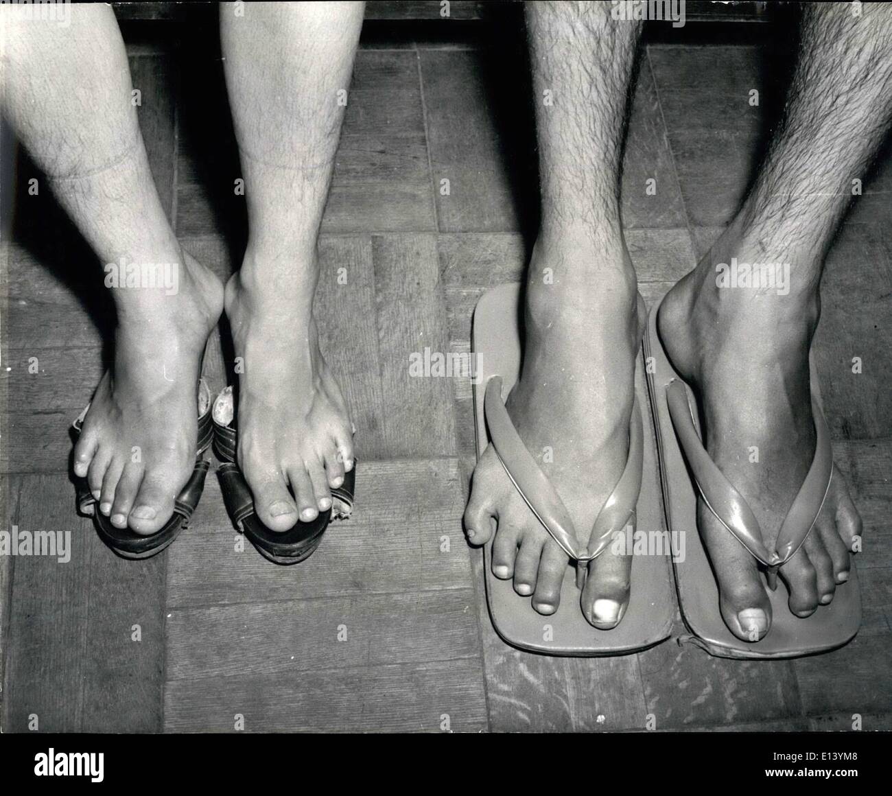 27 mars 2012 - l'homme-pieds du géant : Yoshimitsu ne peuvent obtenir des chaussures normales pour s'adapter à son gros pieds. Il porte au lieu de cela, ces ''Zori'' Banque D'Images