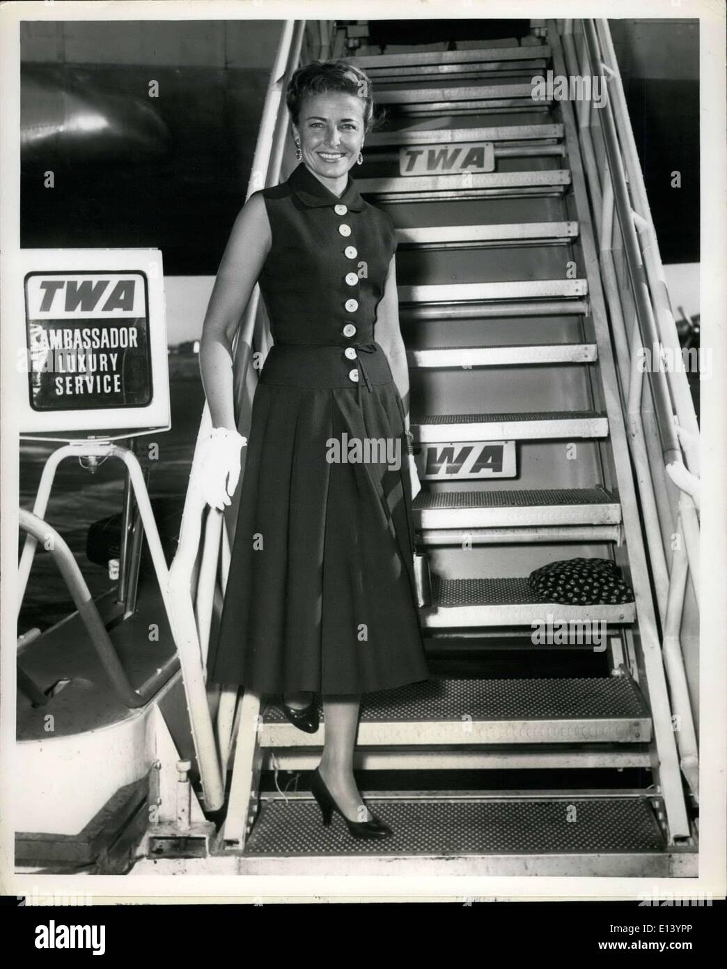 31 mars 2012 - Idle-field Airport N.Y. : Film et TV star Laraine Day arrive ici aujourd'hui par l'ambassadeur TWA flight vient de Los Angeles, elle sera en ville quelques jours, et s'affiche sur un écran TV Quiz Show demain soir. Banque D'Images