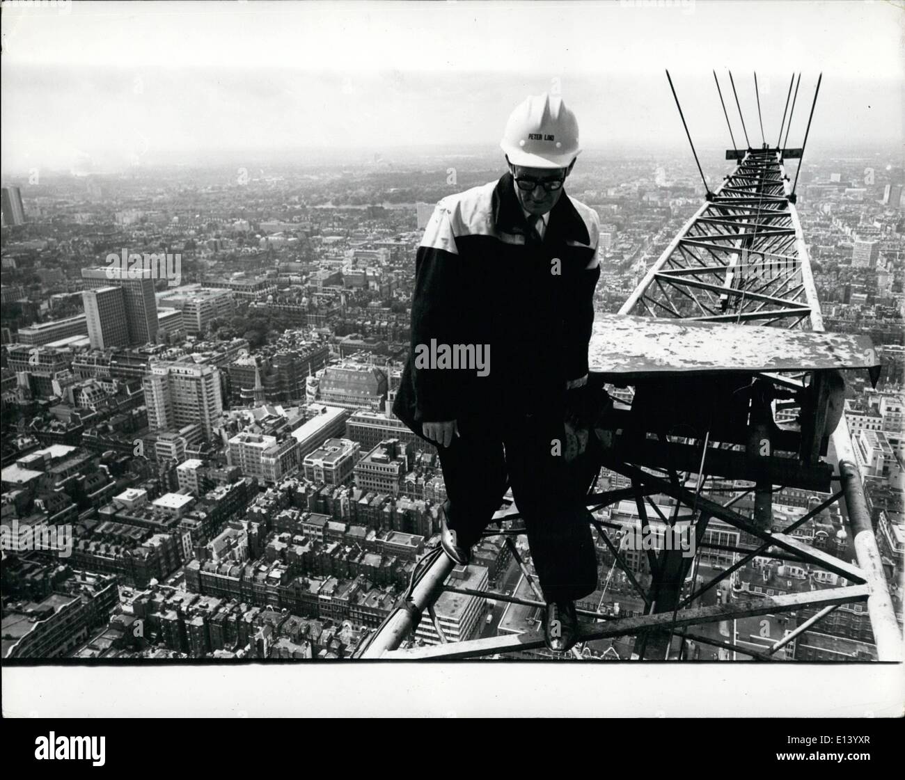 27 mars 2012 - SKY-HIGH JIM - L'HOMME EN HAUT : Avec-vous les pieds et la tête froide, Jimmy Wheelan se met au travail - 635-pieds. Comme conducteur de grue sur le nouveau musée et la tour radio off Tottenham Court Road à Londres, il a l'emploi. Hier, il a atteint la hauteur du succès - la cérémonie de l'achèvement du gros œuvre, qui a marqué l'achèvement de la structure. Pour Jimmy, 52 ans, irlandais, il signifiait la fin de trois ans de travail qu'il a hissé jusqu'à 15 000 tonnes de ciment, d'acier et verre Banque D'Images