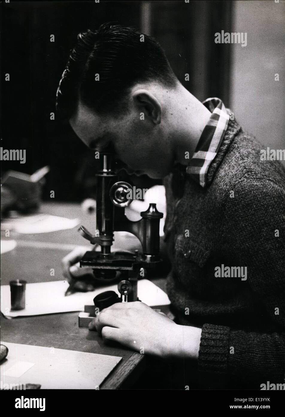 27 mars 2012 - Jeune historien naturel ; les jeunes peuvent utiliser l'équipement du musée, comme les microscopes, pour leurs propres études. Ce Banque D'Images