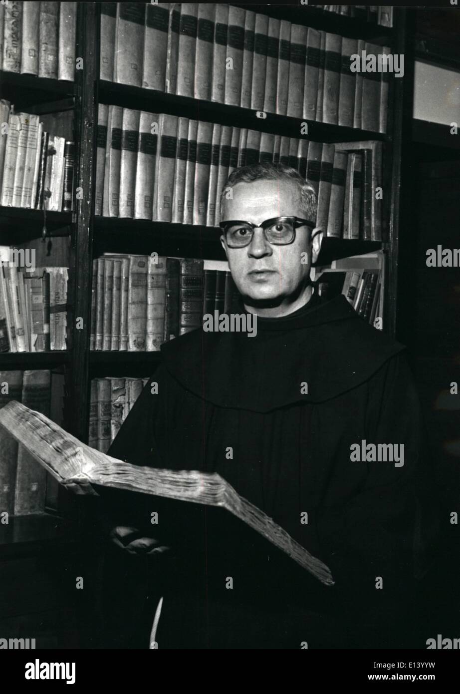 27 mars 2012 - De Gaulle soutenu pape John's la sainteté. Le général Charles de Gaulle, peu avant sa mort en novembre dernier, a présenté son témoignage en faveur de l'élévation de la fin du défunt pape Jean à la sainteté. Le pasteur Antonio Cairoli, Postulateur ou promoteur de la cause formelle pour sainth Hood, a signalé le cas. Il a dit la fin Franz Von Papen, l'Allemagne l'ambassadeur en Furkey au cours de la Seconde Guerre mondiale, a également témoigné en faveur du dernier pape. de Gaulle a présenté son témoignage par écrit t l'archevêque de Paris, le Cardinal François Marty Banque D'Images