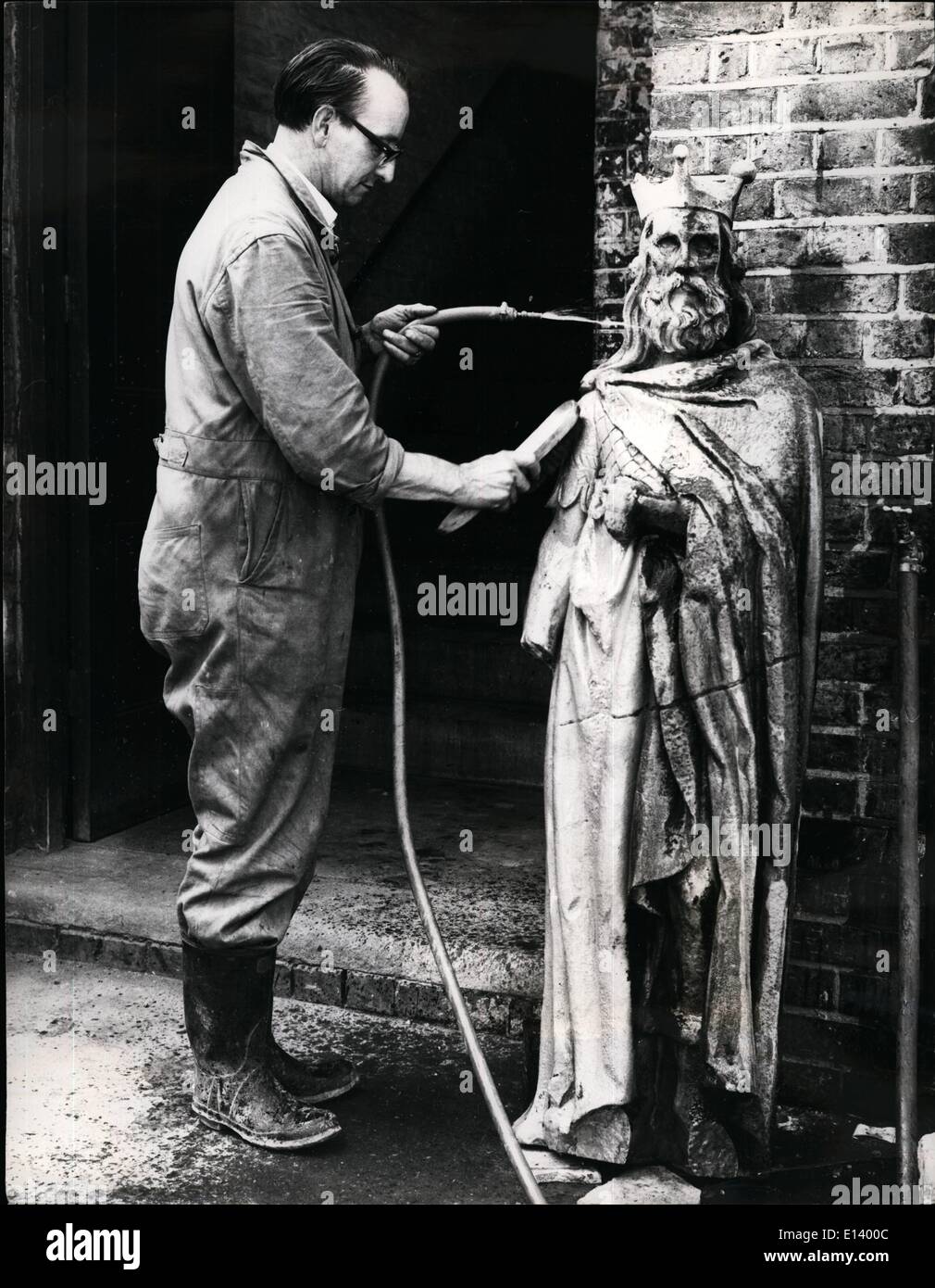 Mar. 27, 2012 - La moitié nettoyé statue de Roi de Saxe pour la tournée européenne ; Pierre Bill Fitzpatrick, vu la dernière Banque D'Images