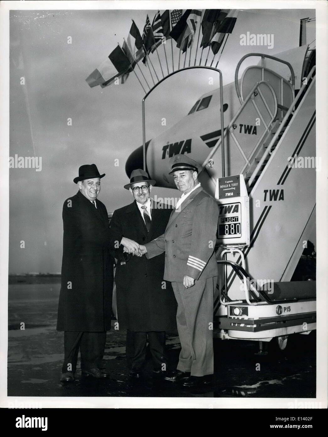 31 mars 2012 - L'aéroport Idlewild, N.I., Jan 1-- Clarence P. Bowers de Reading, Pa., Venter, commence la nouvelle année comme le premier passager à profiter d'un voyage autour du monde- -qui a été inauguré aujourd'hui par Northwest Orient Airlines et Trans World Airlines. On le voit ici avec TWA Vice p[résident, OZ, Cocke, gauche, et le vétéran pilote TWA Don Terry. M. Bowers, président du conseil d'Bowers et bougie Batterie Co Banque D'Images