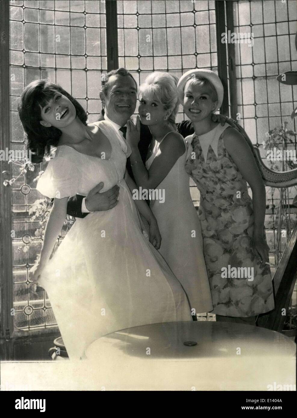31 mars 2012 - Femmes ne s'intéressent pas... ... A été l'un des premiers succès populaires de film Eddie Constantine . Ce n'est pas ce qu'il pense dans son dernier photo intitulé ''ces dames prennent soin de lui...'' sous la direction de Raoul André. Eddie Constantine, comme d'habitude, se mélangeront rowdy se bat avec bonne humeur. OPS : Entouré par trois belles filles Eddie Constantine ressemble à ce qu'il est dans le ciel. De gauche à droite : Carla Marlier, Eddie Constantine, Patricia Viterbo et Jacqueline Vandal. Banque D'Images