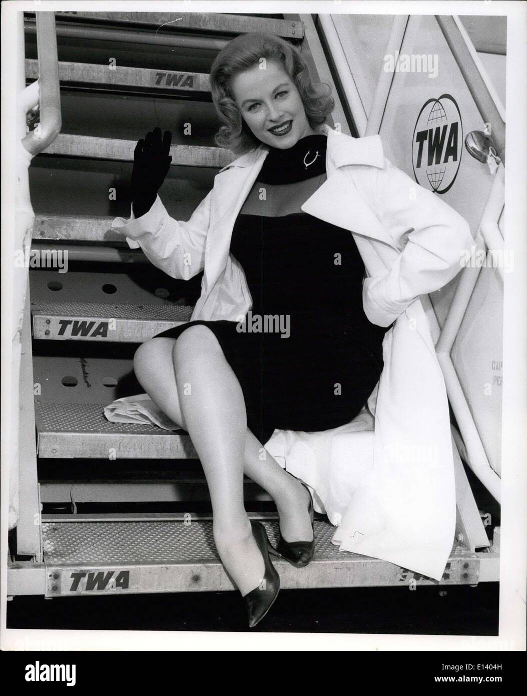 31 mars 2012 - Pour diffusion immédiate : l'Aéroport International de New York, le 11 juin 1961. Curvaous star de la chanson, Marie Costa est affiché avant l'embarquement un Superjet TWA pour Rome, où elle va enregistrer la Bohems pour RCA Records. Banque D'Images