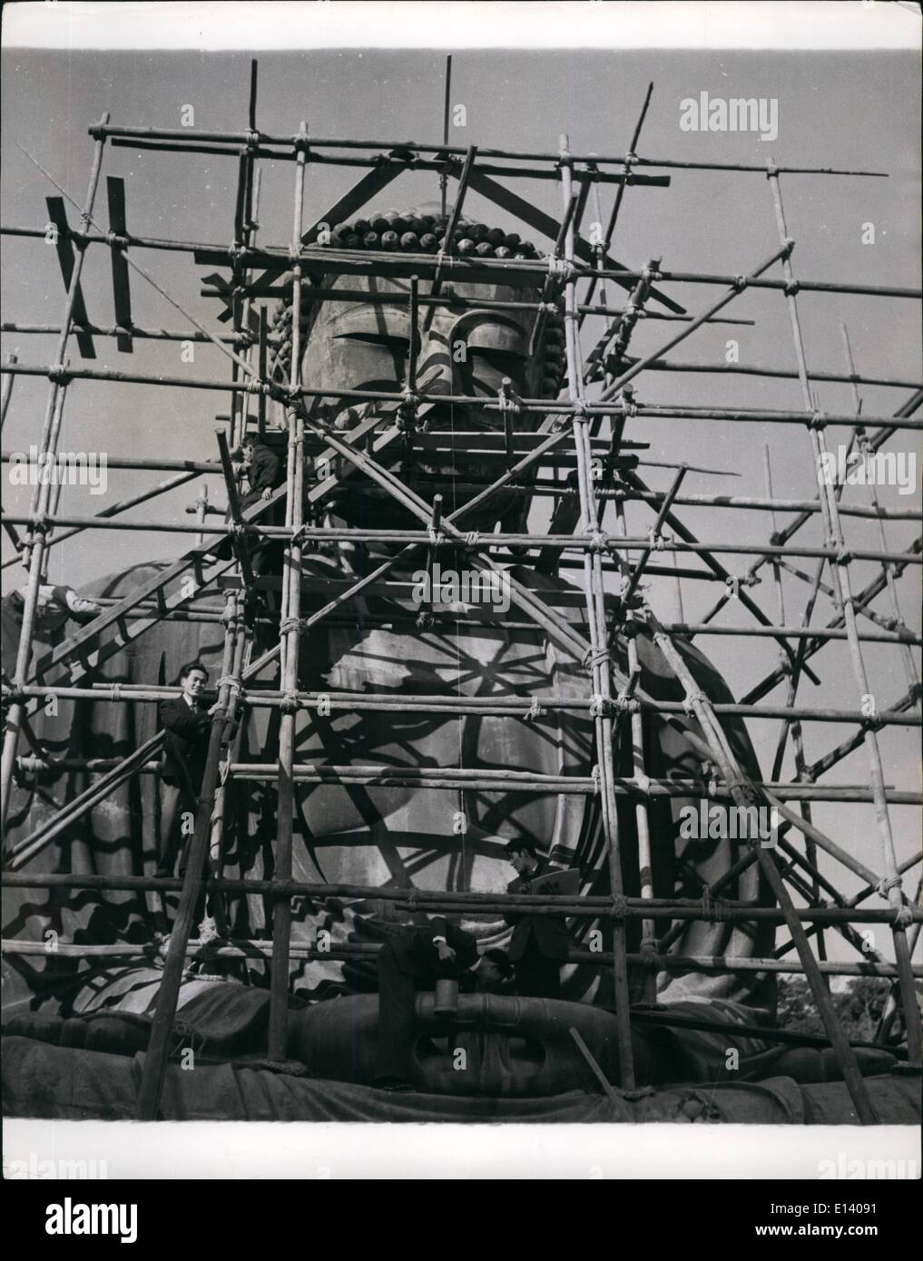 27 mars 2012 - Nettoyage de printemps un 700-Year-Old Bouddha. Le ''Amida Bouddha'' inspiré d'un poème de Kipling est de 36 pieds de haut l'imposante statue en bronze de Bouddha Amida (seigneur de Boundless Light) érigée à Kamakura, au Japon, il y a 705 ans, c'est que d'avoir une inspection de la structure, et de nettoyage - la première depuis de nombreuses années. Il sera alors désigné un trésor national. Le 38-pieds-haute statue a été coulée en 1252 par Ono Goroemon, célèbre sculpture du 13ème siècle. Il a été enfermé dans un grand jamais remplacés. La hauteur du Bouddha de sa base est de 53 pieds. Sa largeur est de 16 pieds, et la profondeur est de 9 pieds Banque D'Images