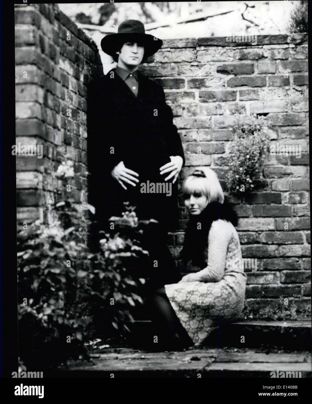 31 mars 2012 - L'Espagnol Signor et son épouse sont John Lennon et sa femme Cynthia, disporting eux-mêmes dans leur beau jardin secret. Banque D'Images