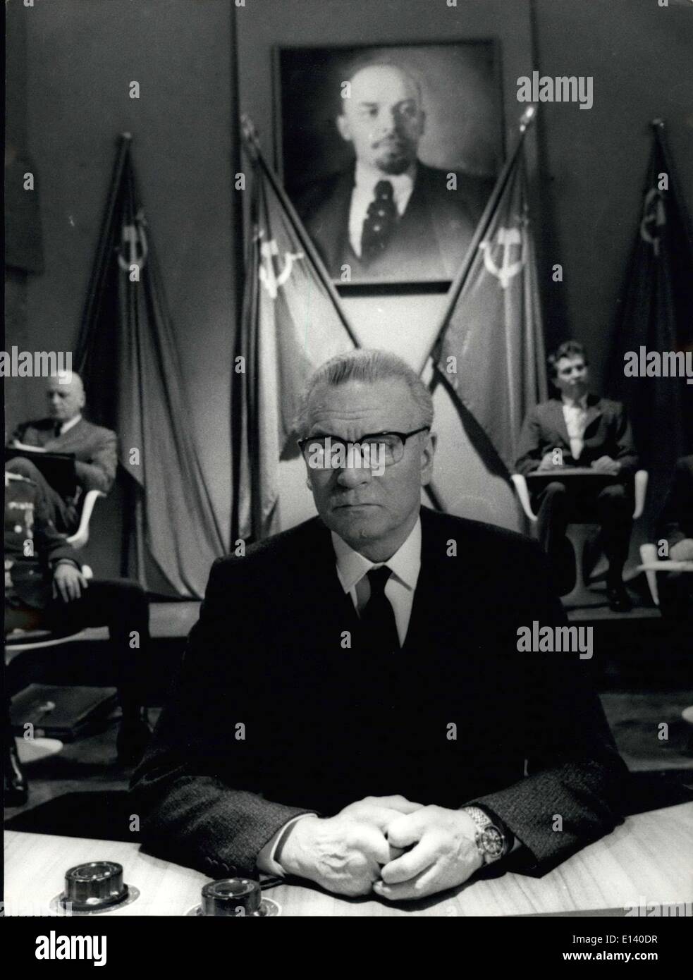 31 mars 2012 - L'acteur britannique Sir Laurence Olivier est à Rome pour 16 jours sur l'ensemble des ''Les Chaussures du pêcheur'' à cinématique. l'histoire se déroule dans un avenir proche. Sir Laurence Olivier joue le rôle du premier ministre de l'URSS, Kamenev. Autre acteur Anthony Quinn jouera le rôle d'un l'ancien archevêque de Lvov 2ho sera le premier pape provenaient de Russie. Photo montre Sir Laurence Olivier en tant que premier ministre de l'URSS, Kamenev lors d'une réunion de l'URSS Soviet. Banque D'Images