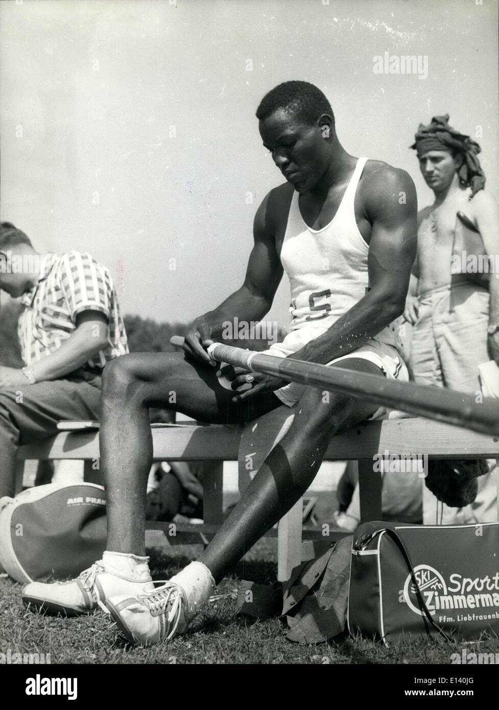 31 mars 2012 - Champion Américain Decathlon dans la formation : Raffeur Johnson le Champion Américain Decathlon vu avant un procès à la perche aujourd'hui à la préparation de l'événements d'athlétisme des Jeux Olympiques de Rome. Banque D'Images