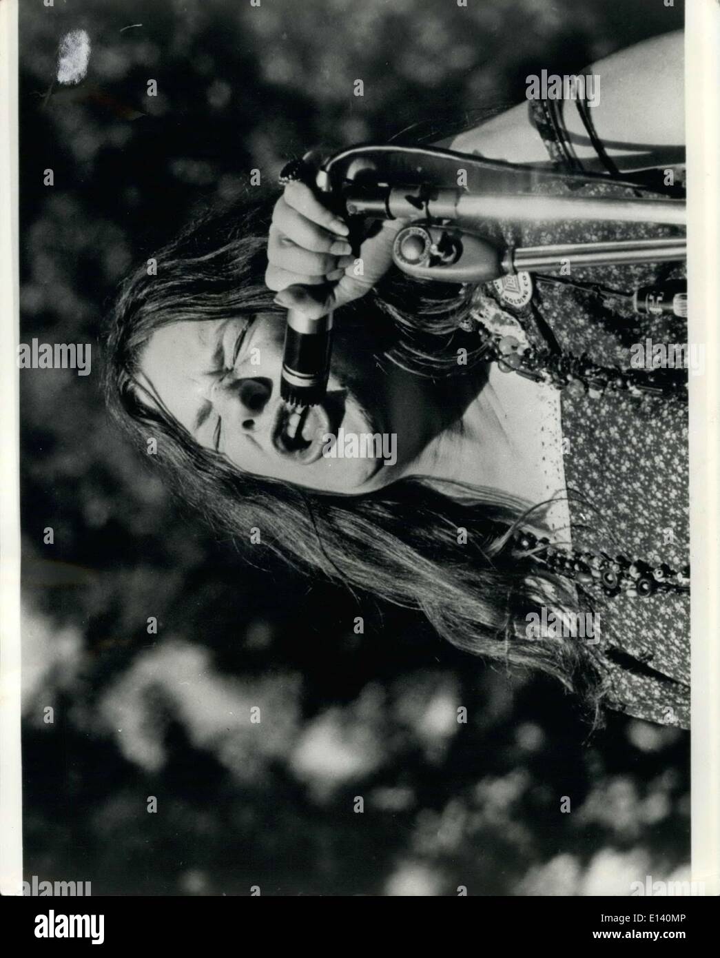 31 mars 2012 - Rock Star Janis Joplin vit encore ; fans de rock star de renommée internationale, Janis Joplin, sont d'obtenir la chance de voir leur idole. Après des recherches approfondies, à Londres, l'Allemagne, la France, la Suède, le Canada, et New York, suffisamment d'extraits de films en direct a été assemblée pour rendre possible une motion pleine longueur de l'image metoric star's ascension vers la célébrité. Janis Joplin est décédé tragiquement à Hollywood le 4 octobre 1970, le point d'être vu, le nouveau film s'appelle simplement, ''Janis' Banque D'Images
